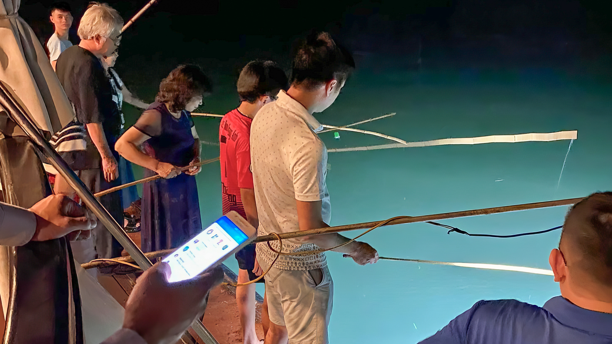Let&rsquo;s try your luck with night squid fishing with the cruise staff