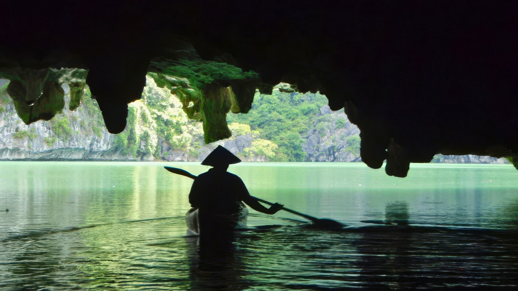 Photogenic spot for kayaking and gazing at beautiful stalactites