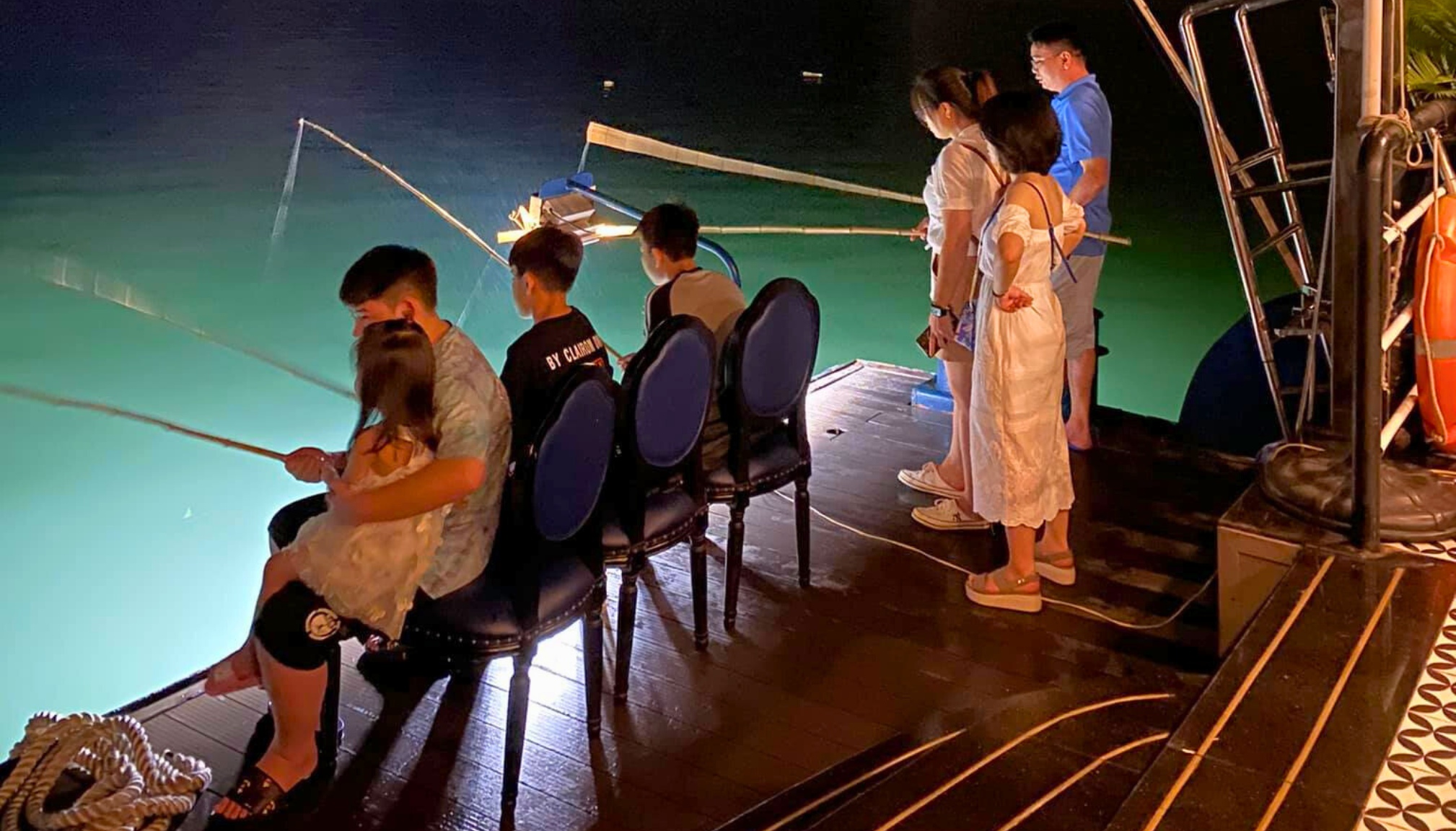 Entertain with squid fishing in the evening at the 1st deck