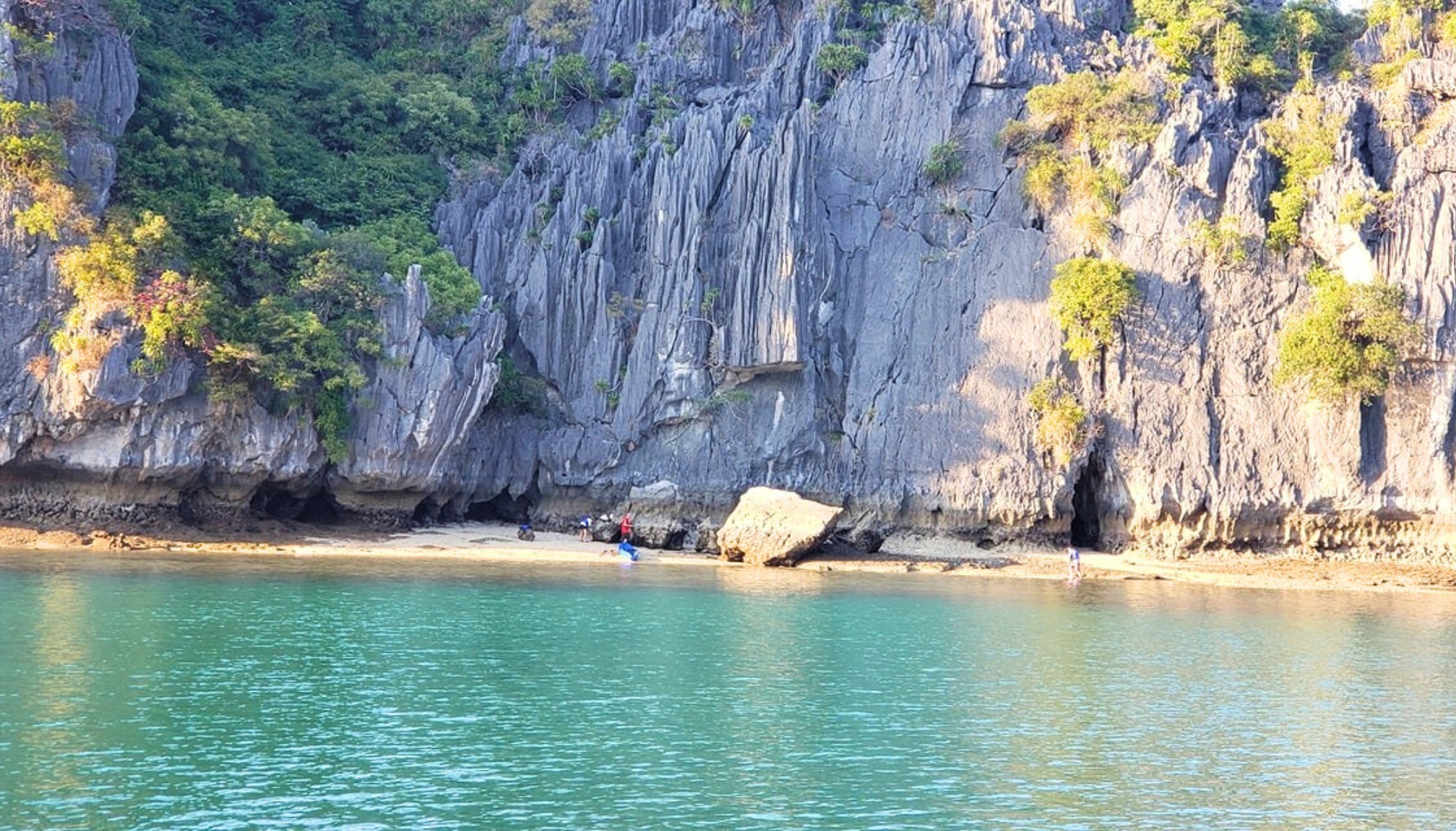 The secluded and tranquil Ba Trai Dao Beach, one of the top swimming spots