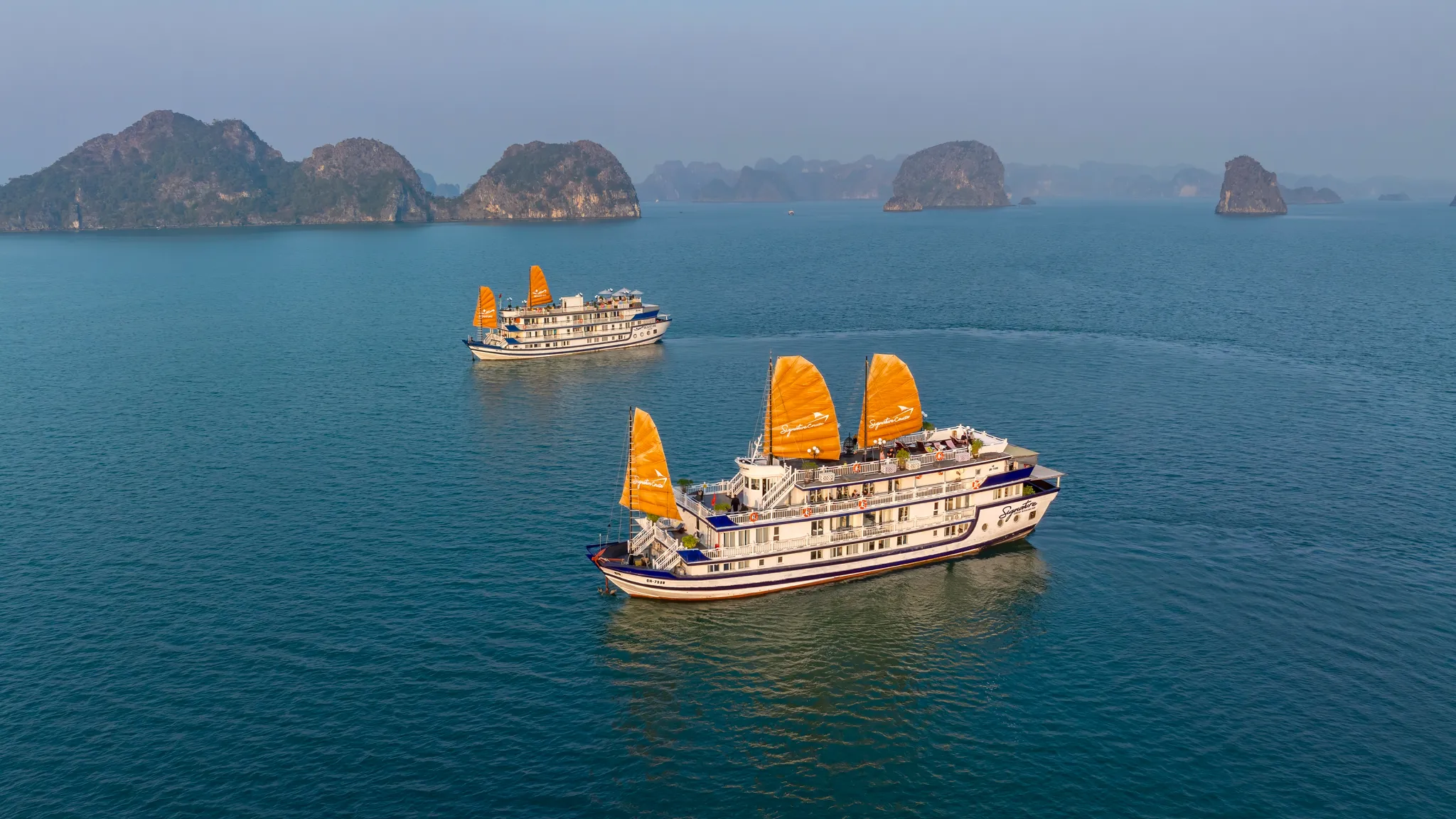 Beautiful Junk Boat Cruise for Honeymooners