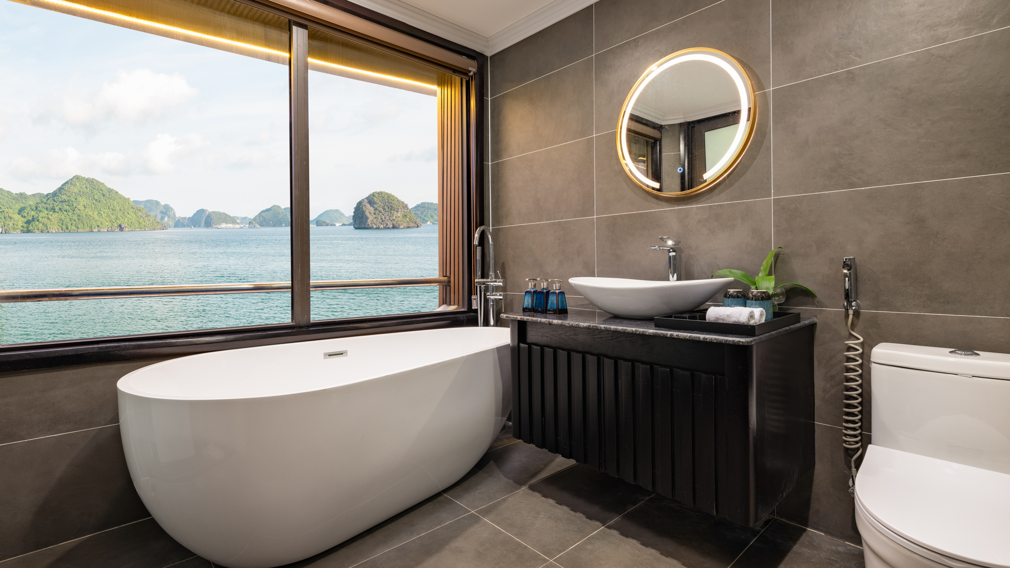 Bathtub with sea view