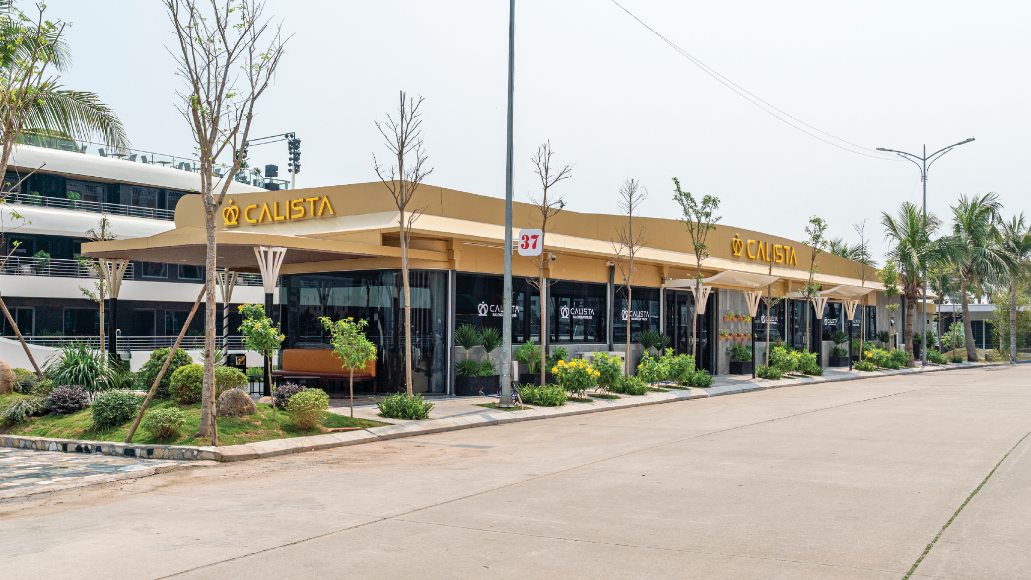 The waiting lounge in Tuan Chau Marina