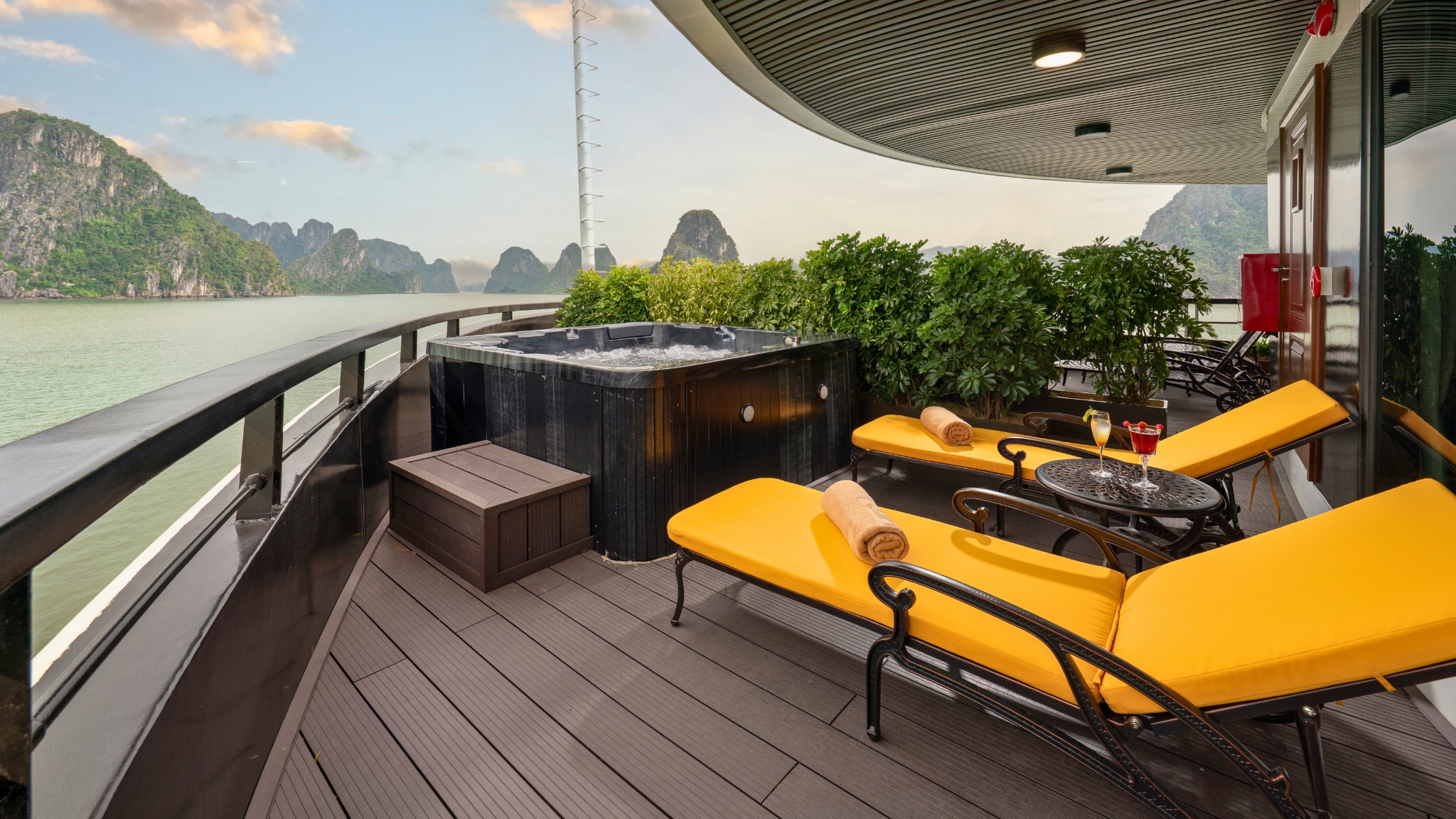 Outdoor Jaccuzi For Fullest Relaxation