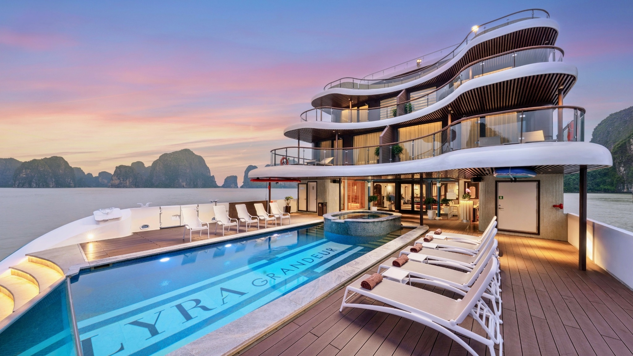 Fancy Pool And Jacuzzi