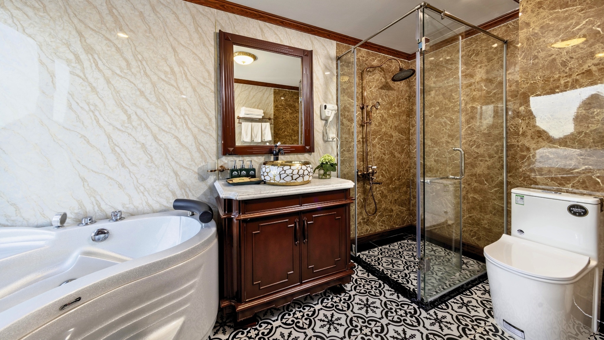 Fully Equipped Ensuite Bathroom