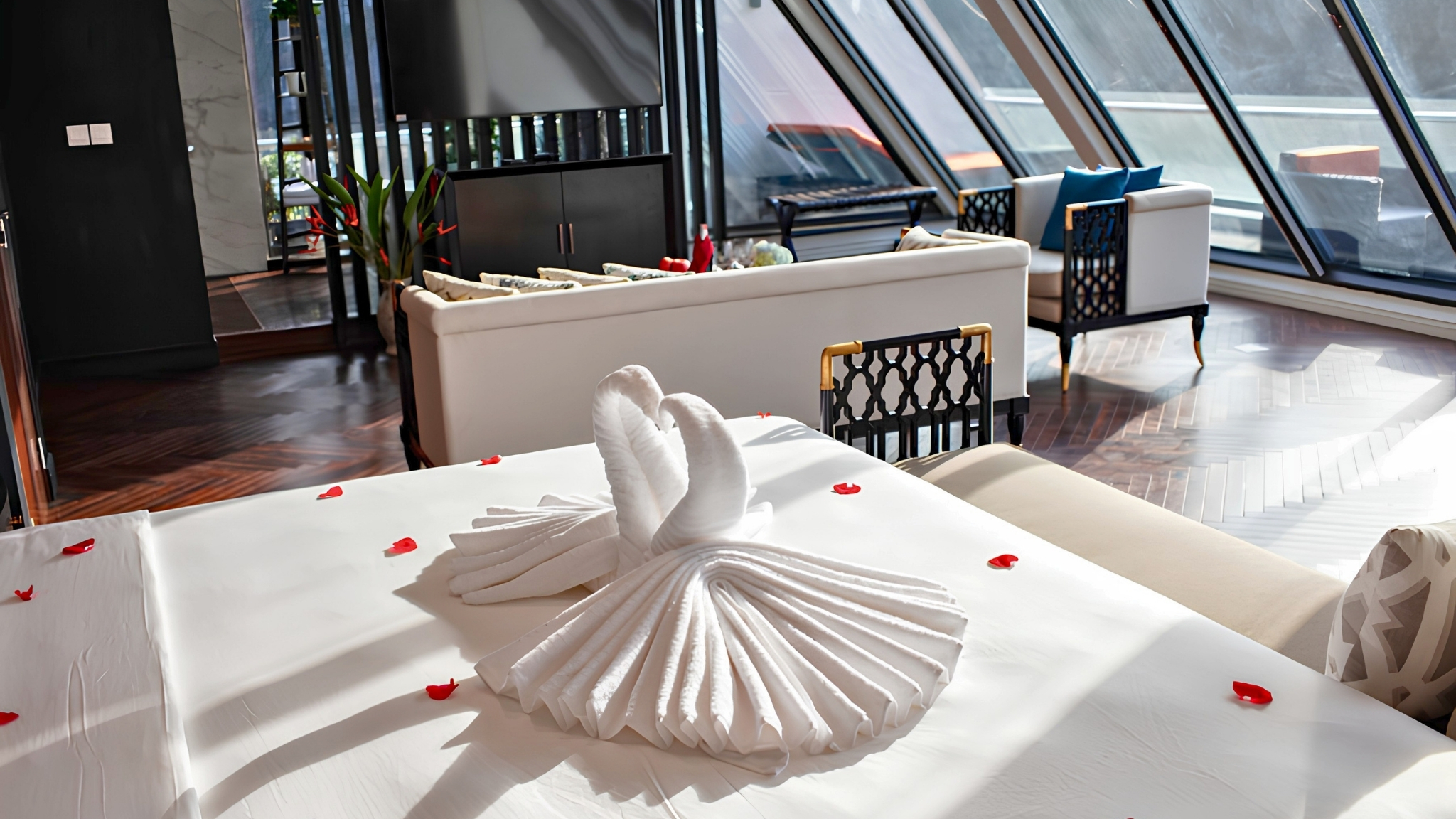 Honeymoon Style Bed Décor