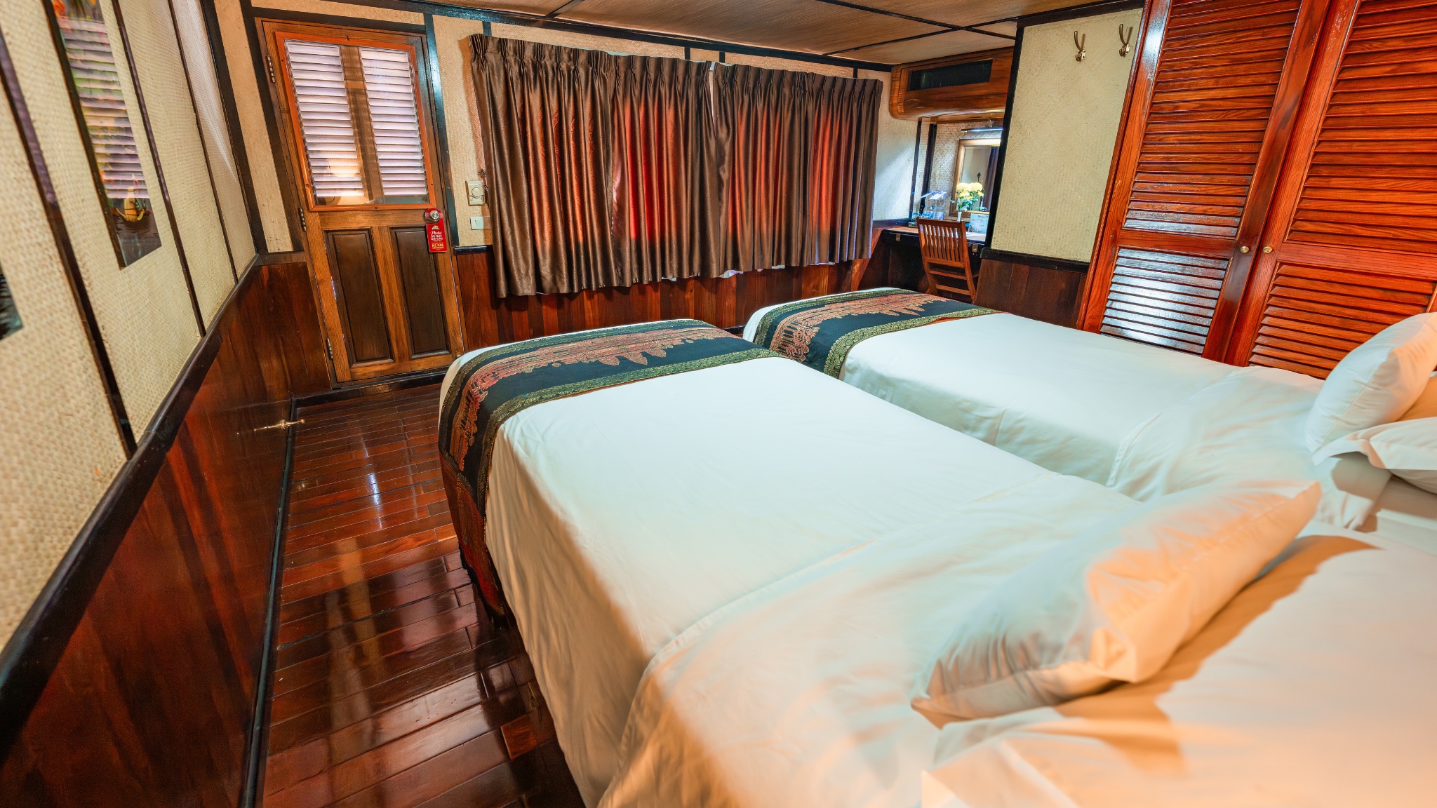Twin bed room