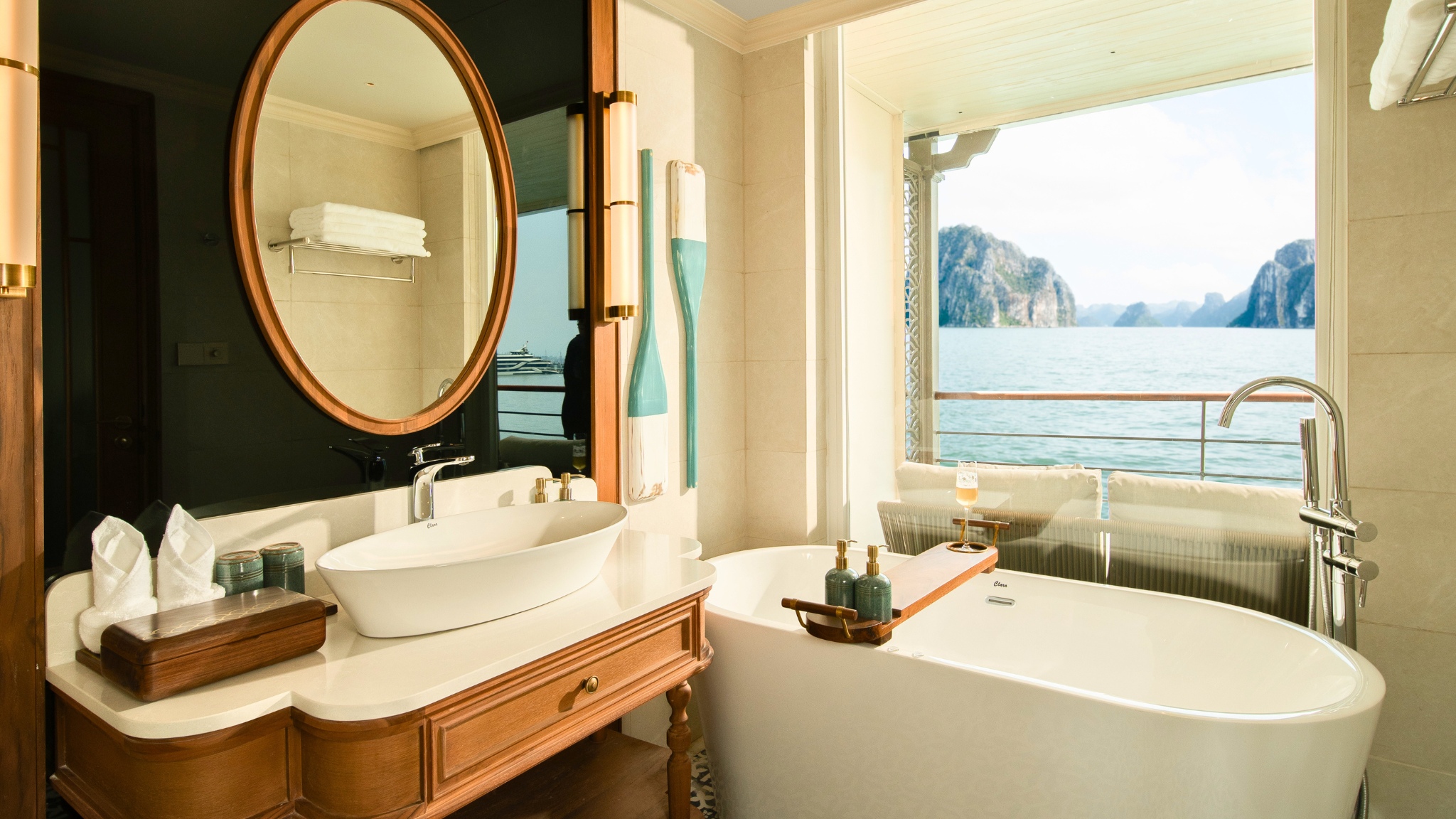 Bay-view bathtub