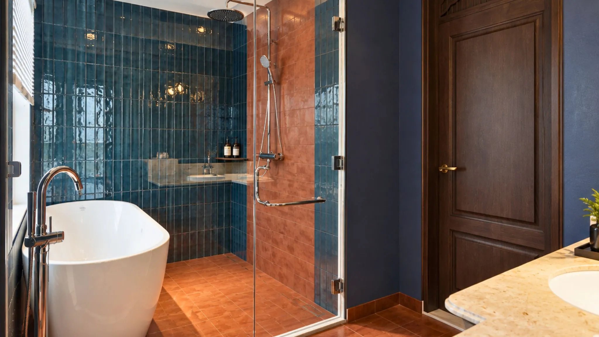 Enjoy the Sea-view Bathtub