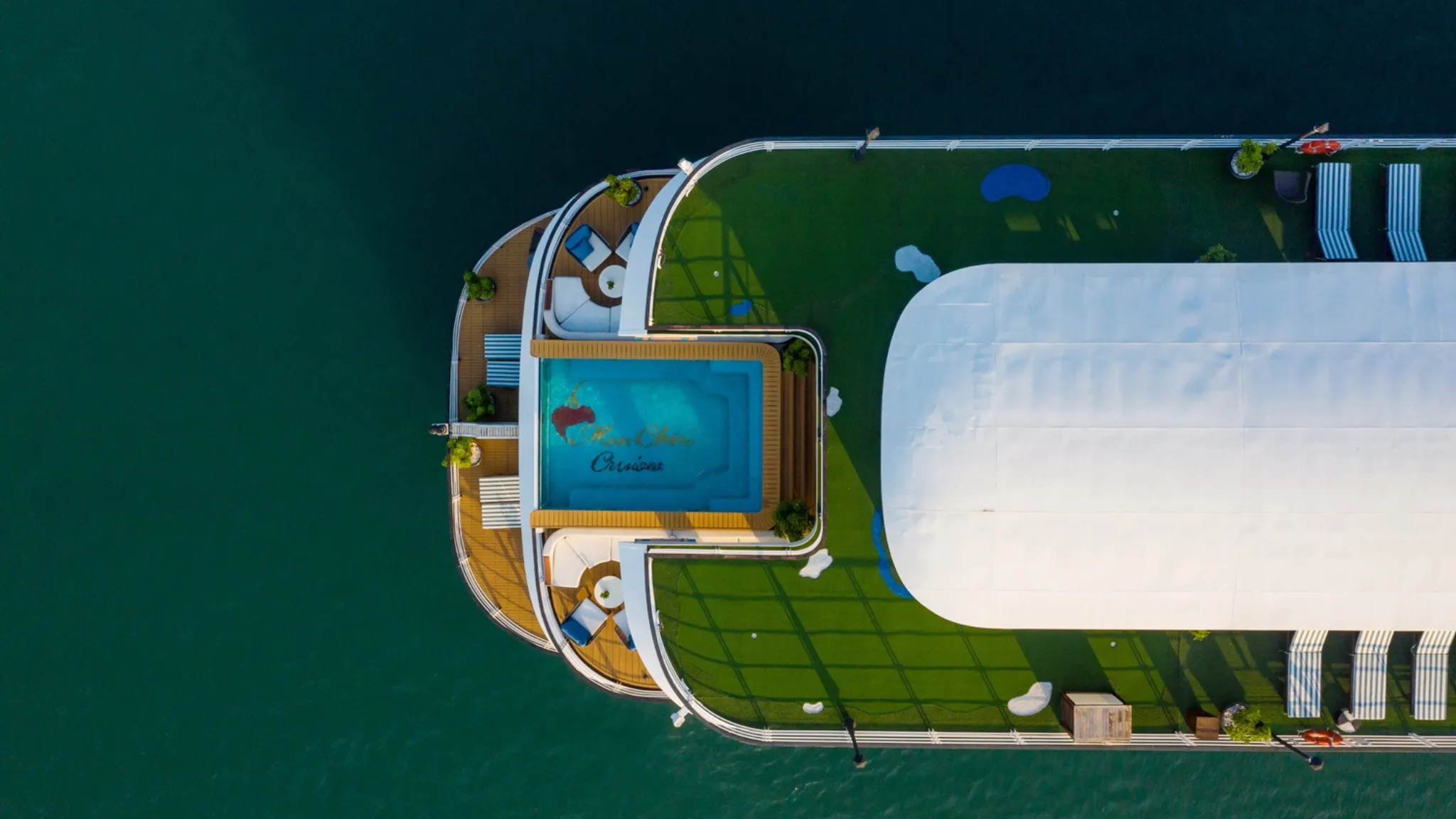 Impressive Aerial View Of Sundeck