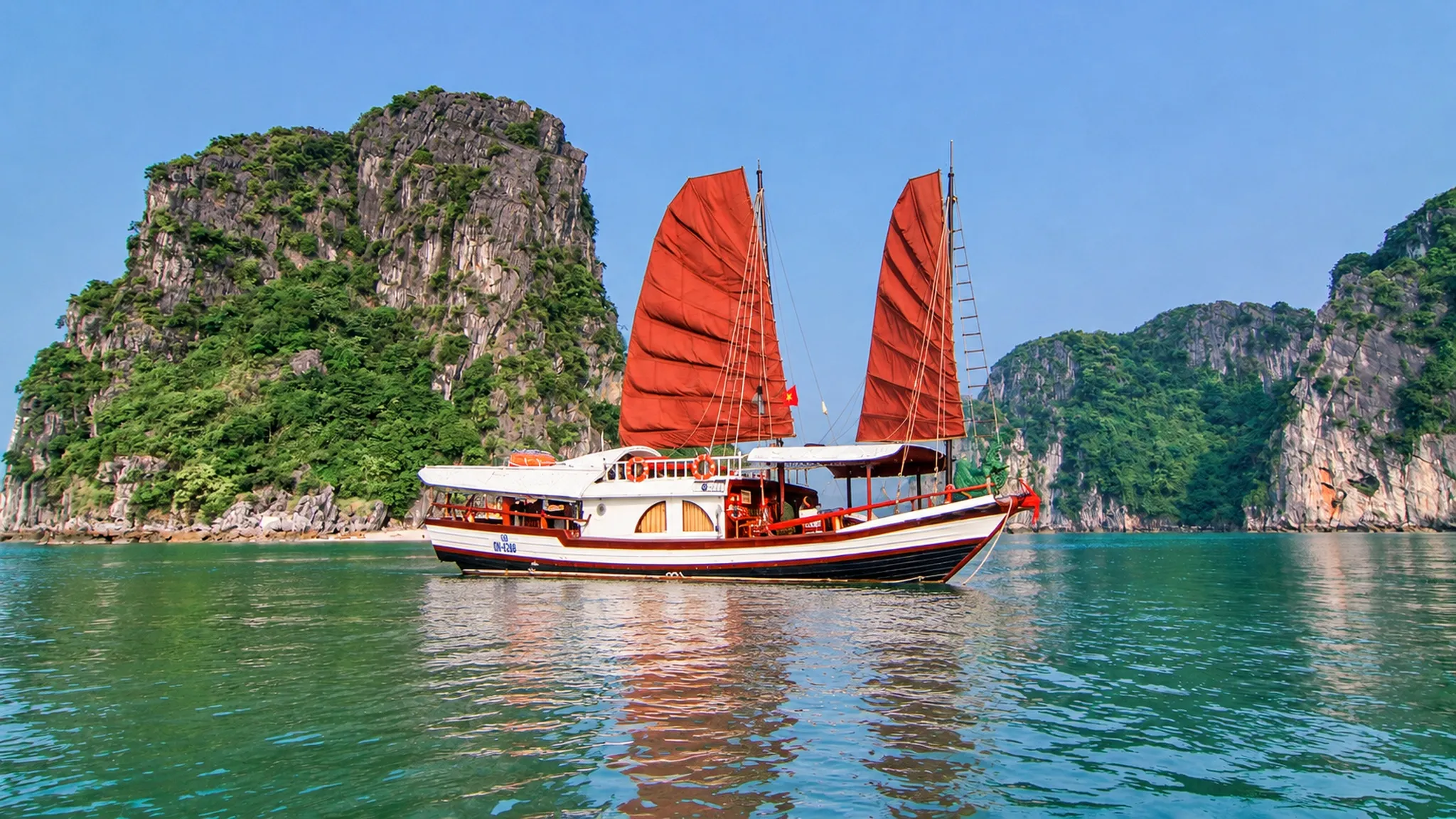 L'amour Private Junk Halong Bay