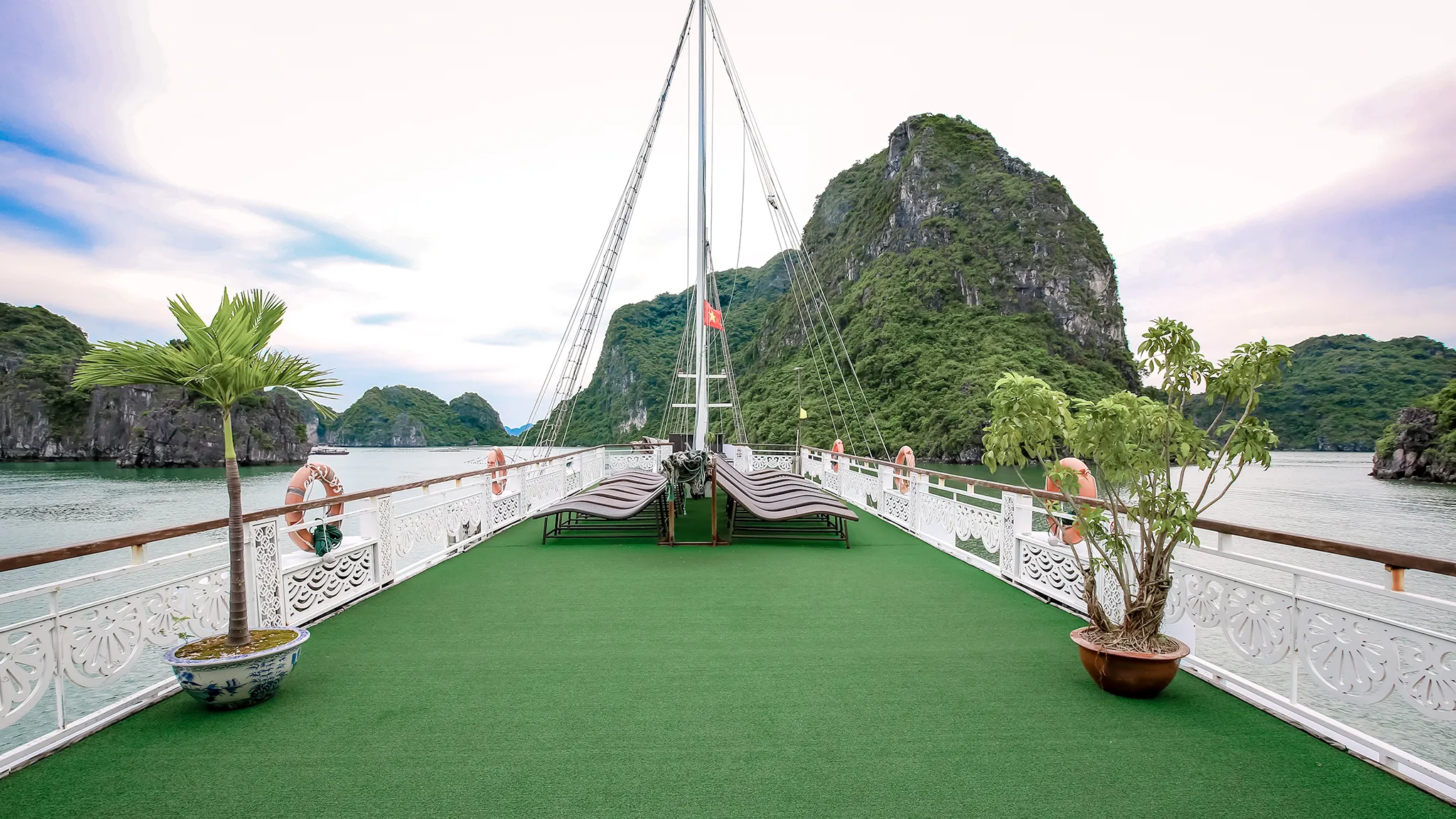 Airy Green Sundeck
