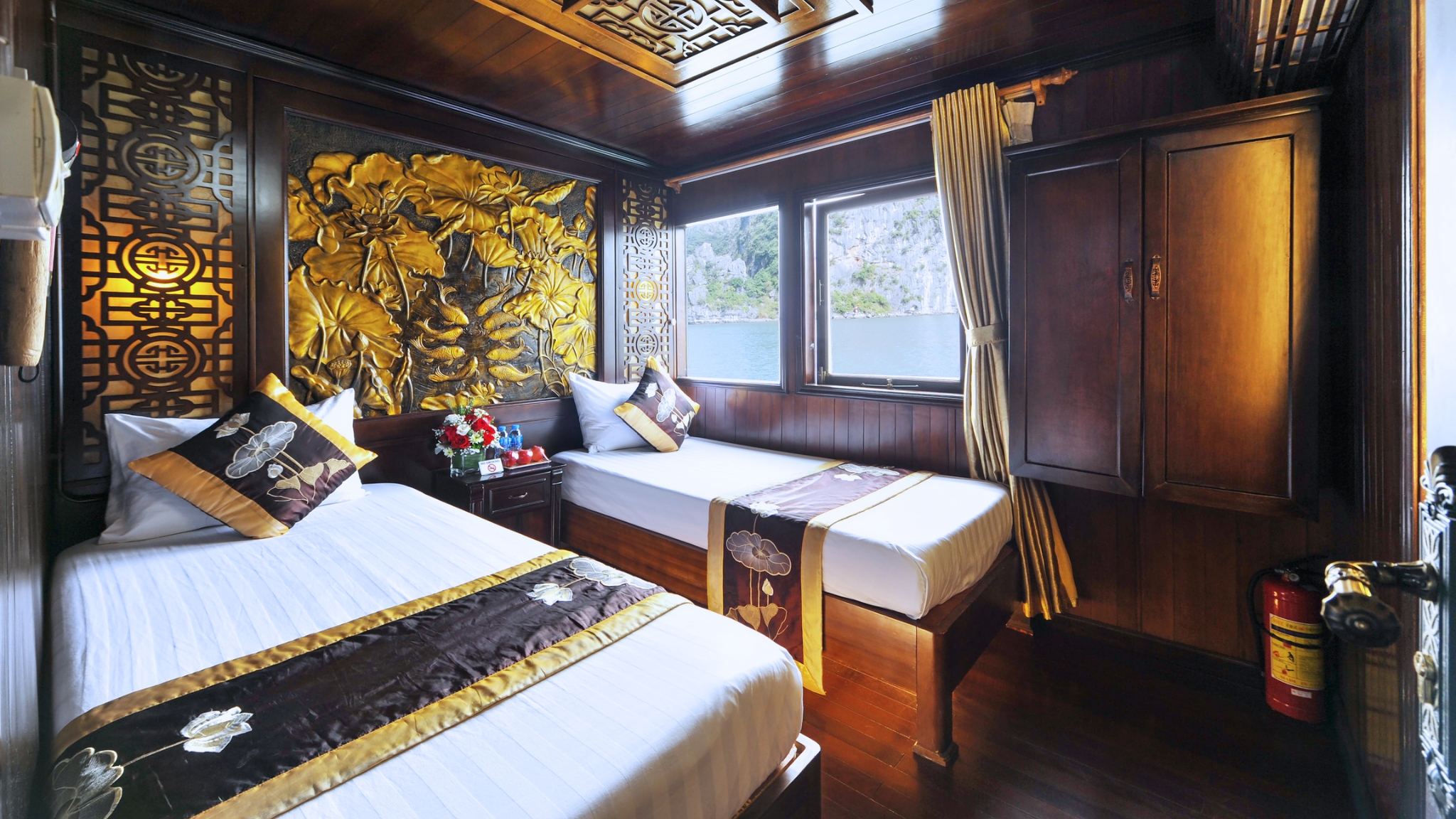 See tiny Bai Tu Long islets