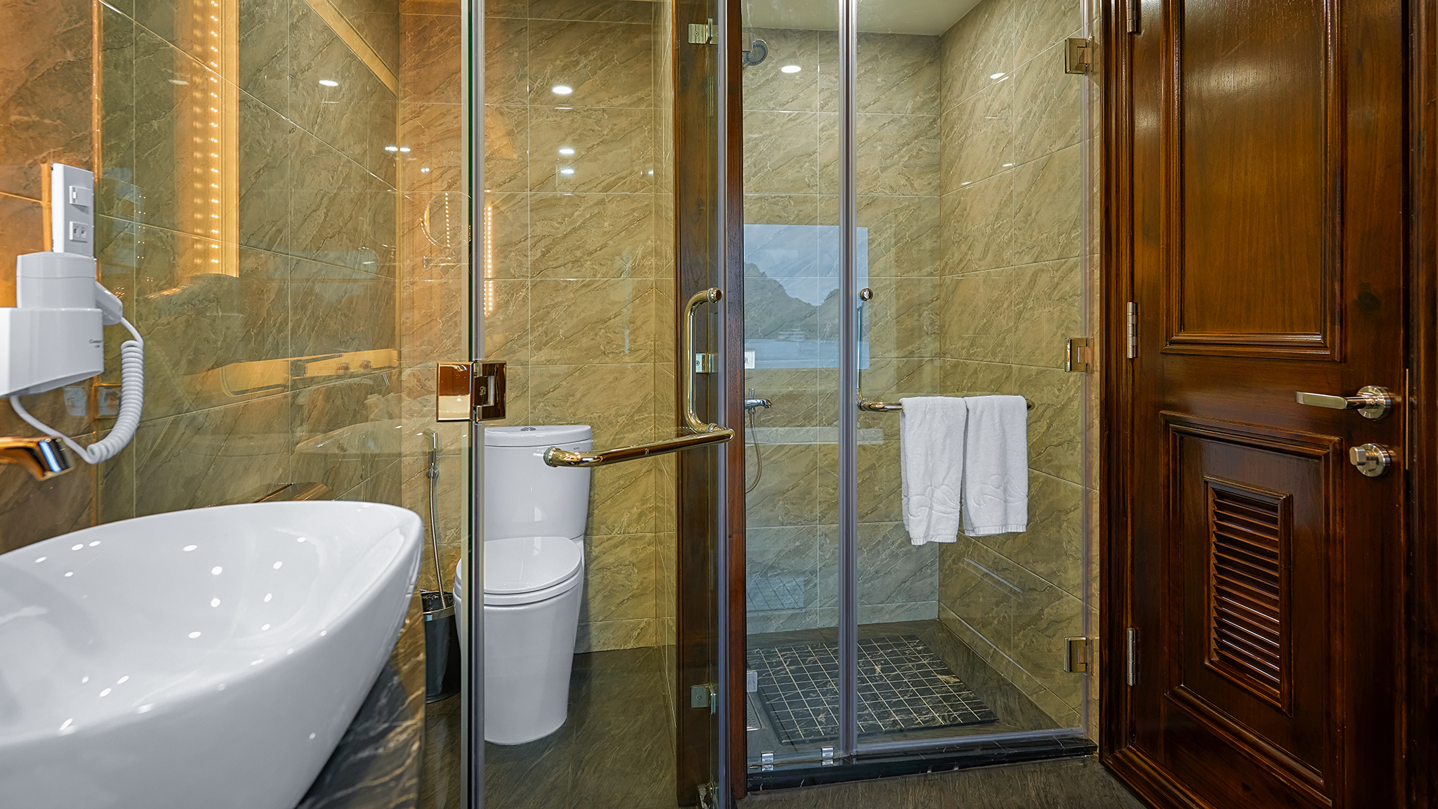 Deluxe Grand Bathroom Amenities