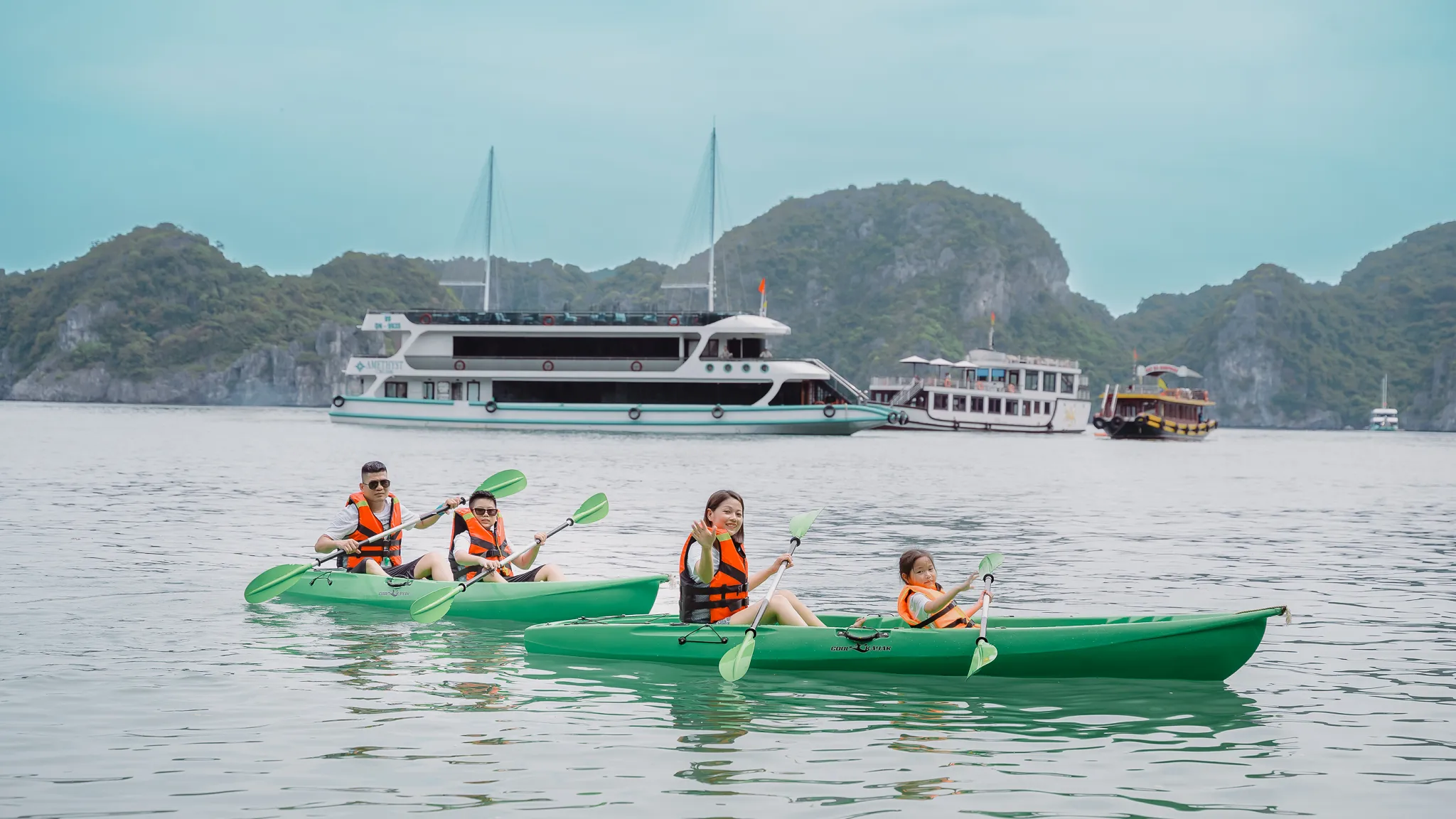 Discover Halong Bay attractions on kayak