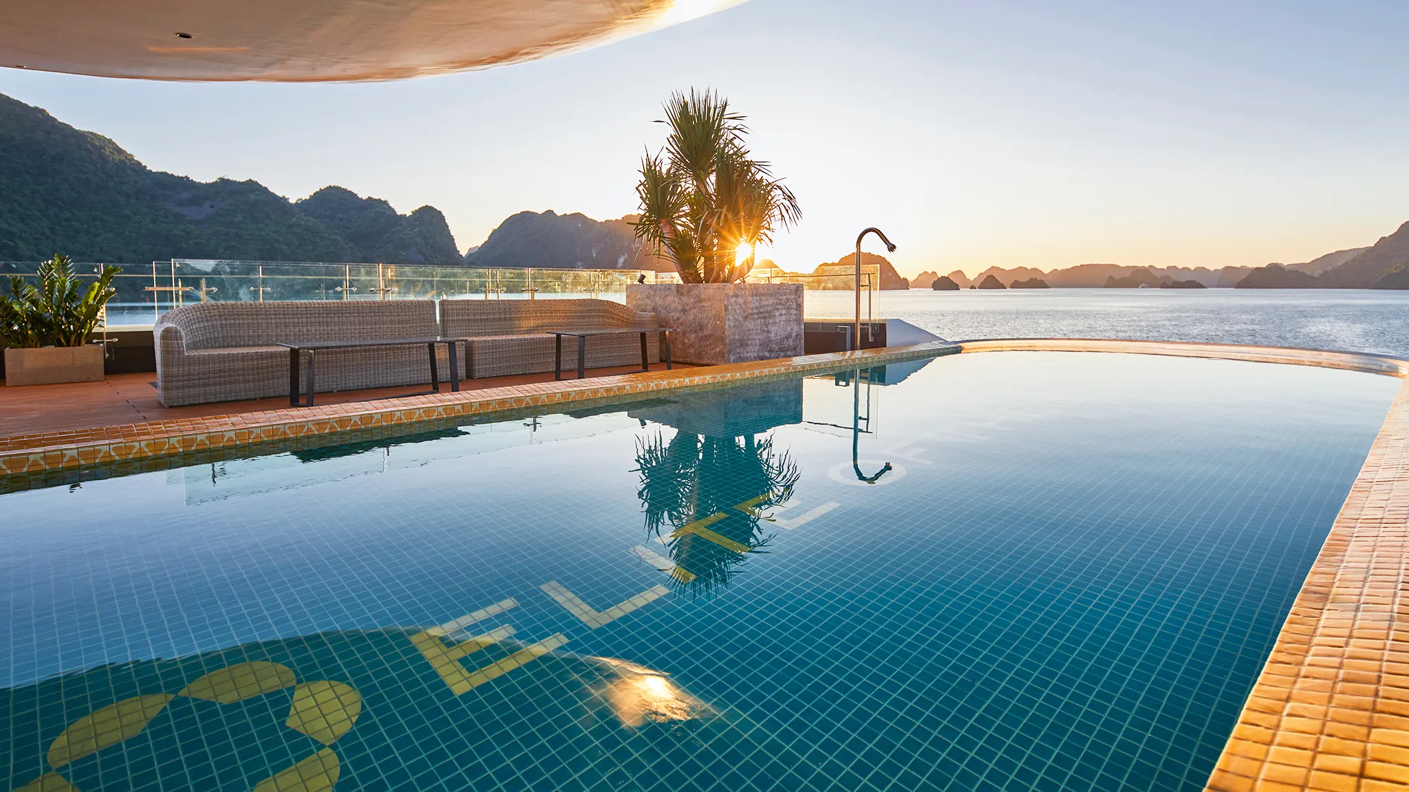 Immense infinity swimming pool