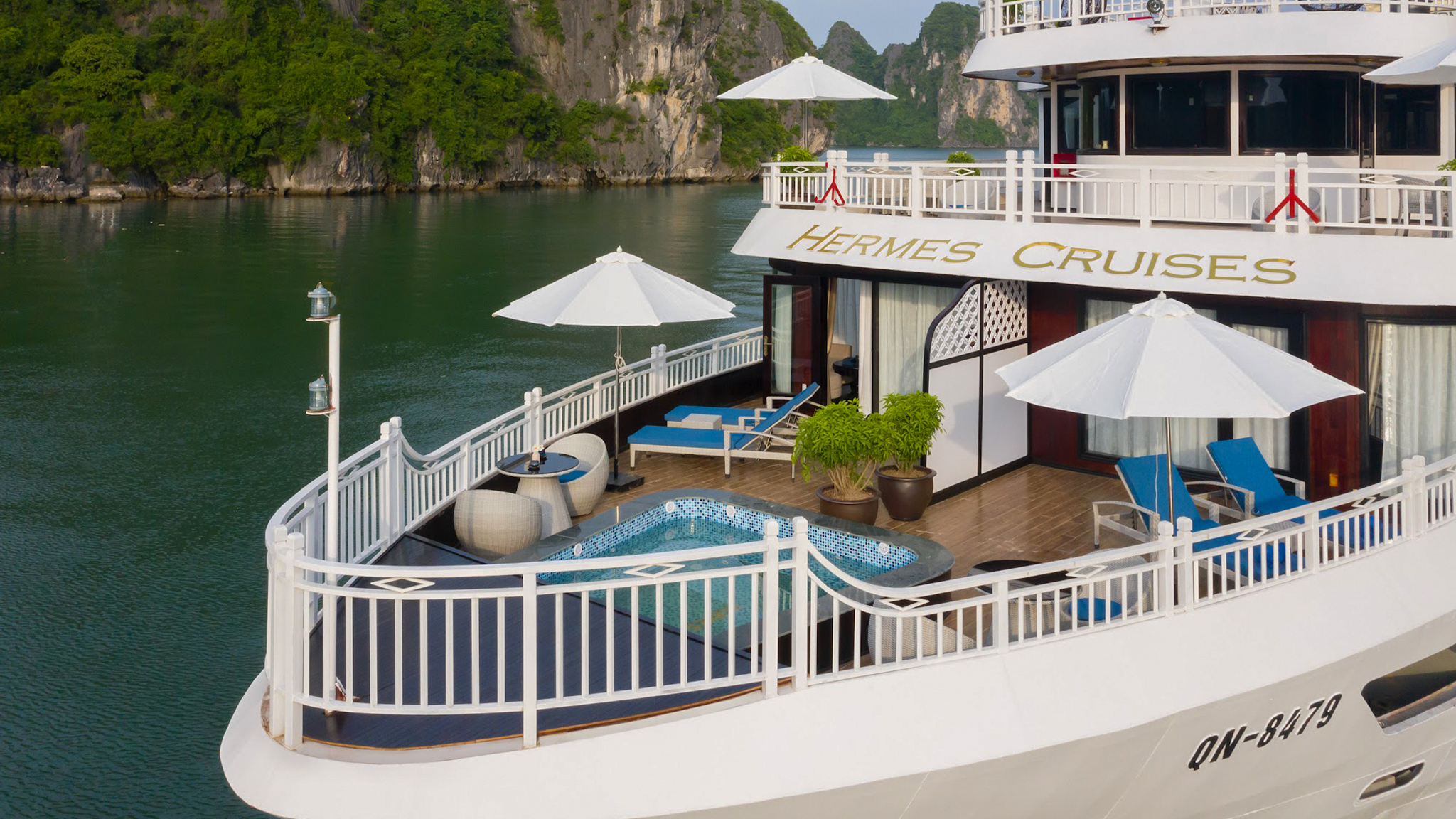 The shared terrace makes it inconvenient for guests to enjoy the moment individually.