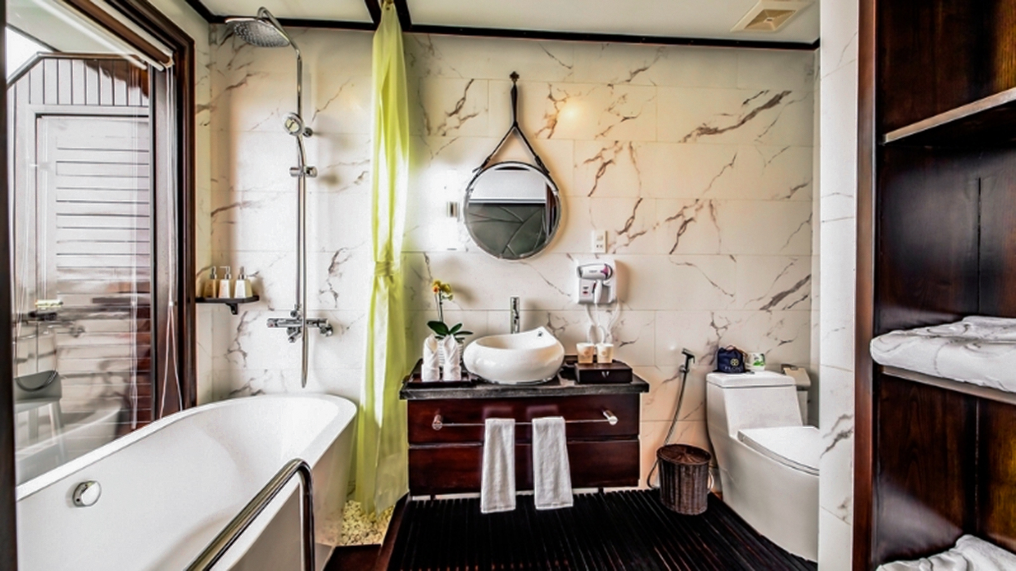 Full Amenities With Bathtub