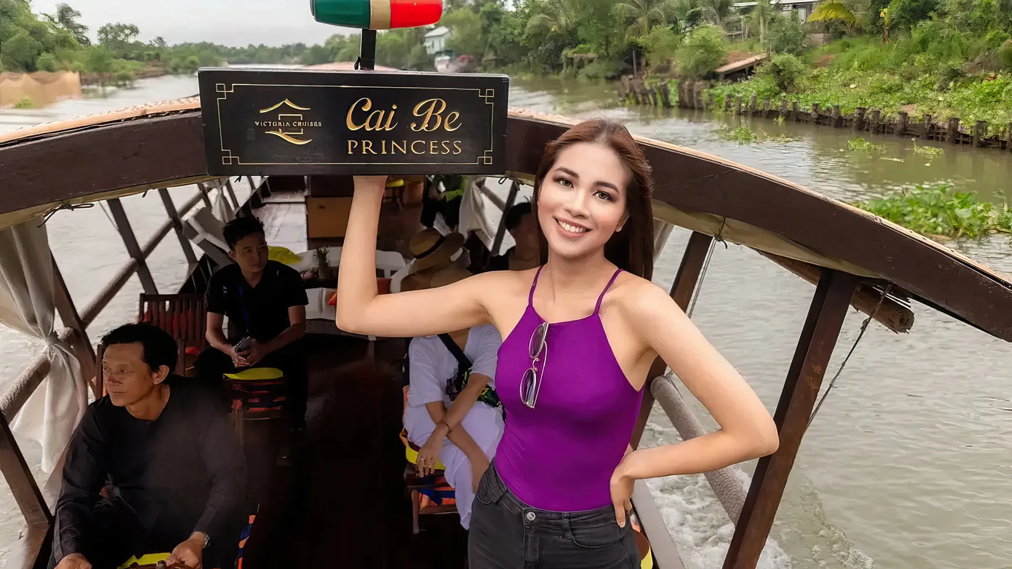 Guest Enjoys Cai Be Cruise