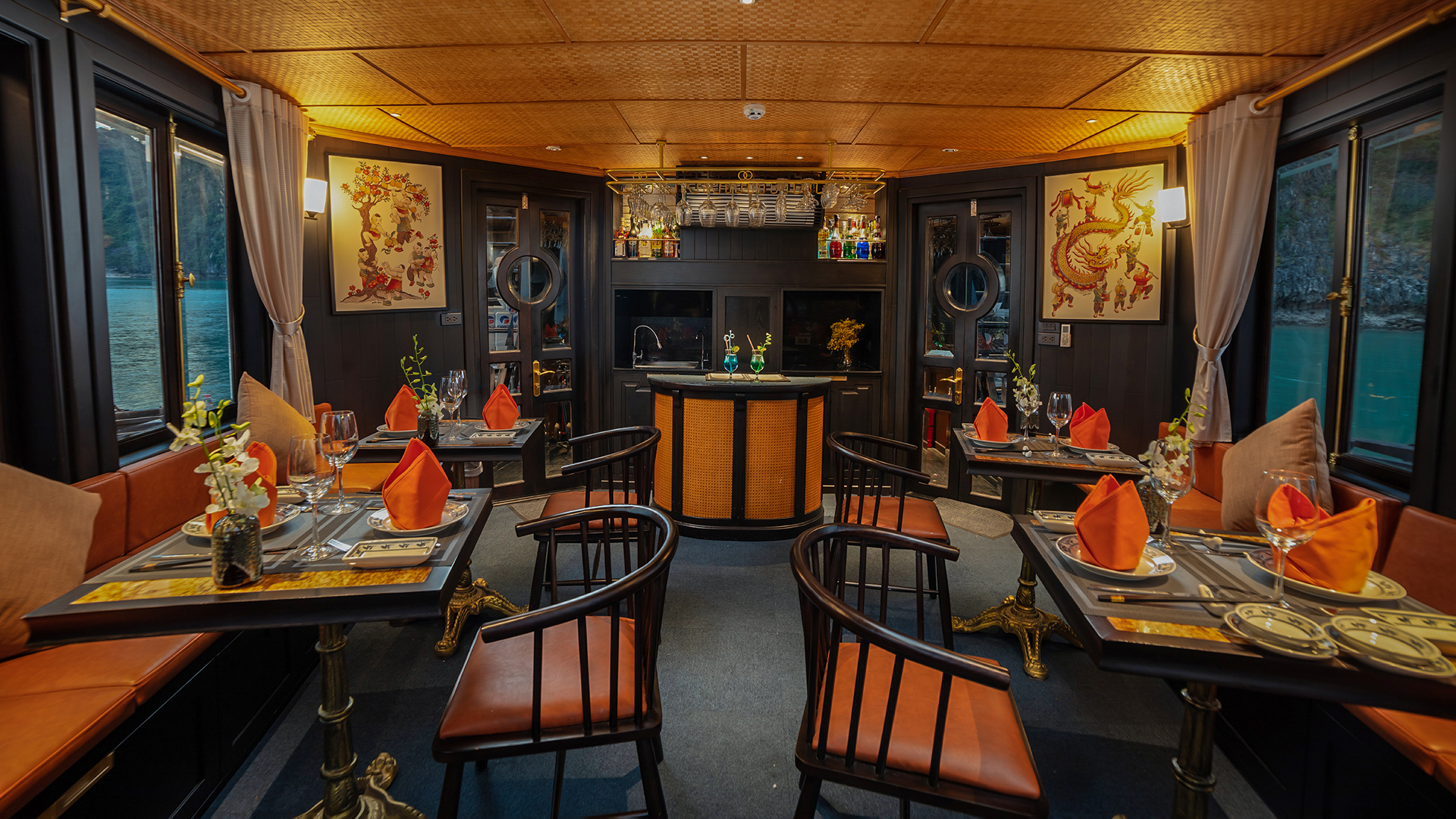 Indoor dining space in oriental style