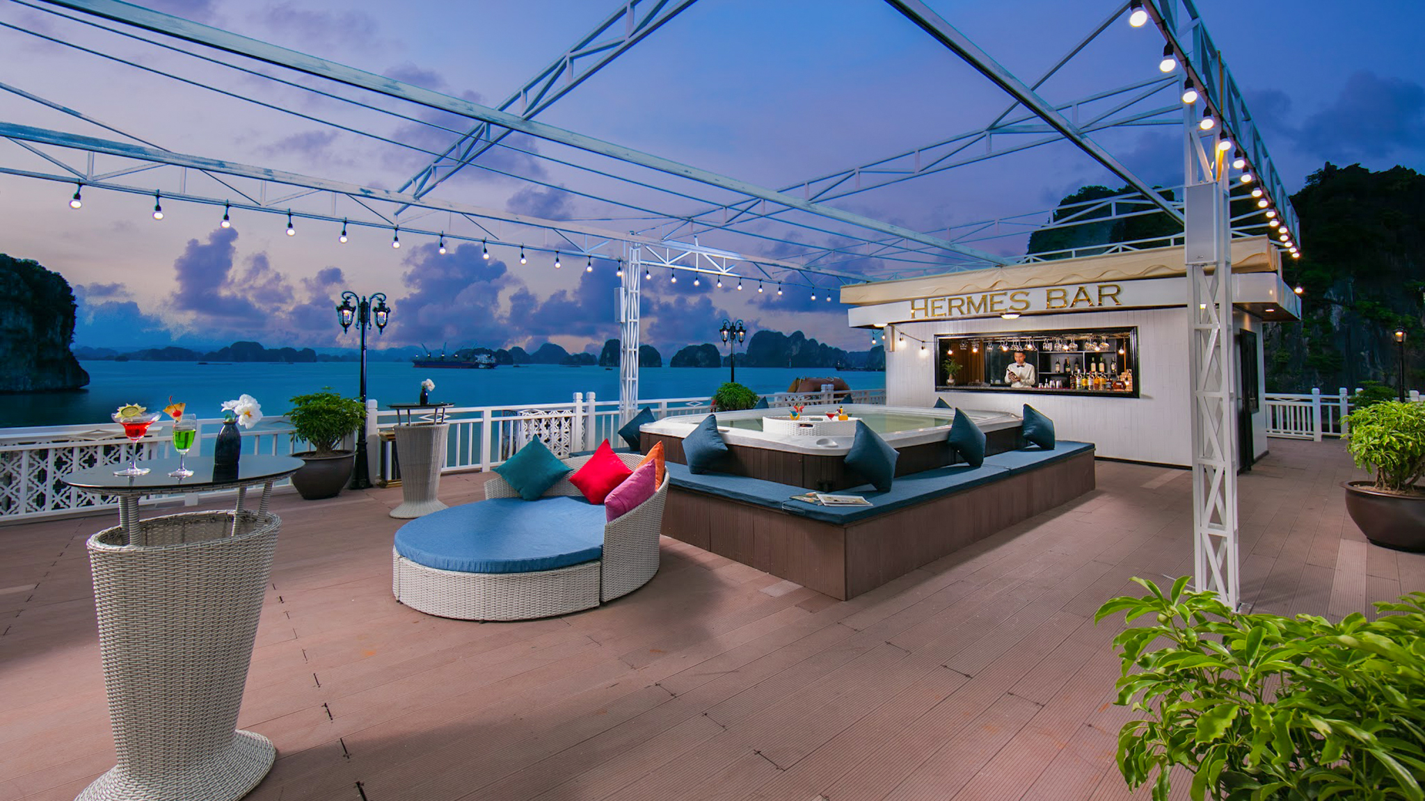 El sky bar en la terraza ofrece una gran oportunidad para saborear la belleza de la bah&iacute;a de Halong.