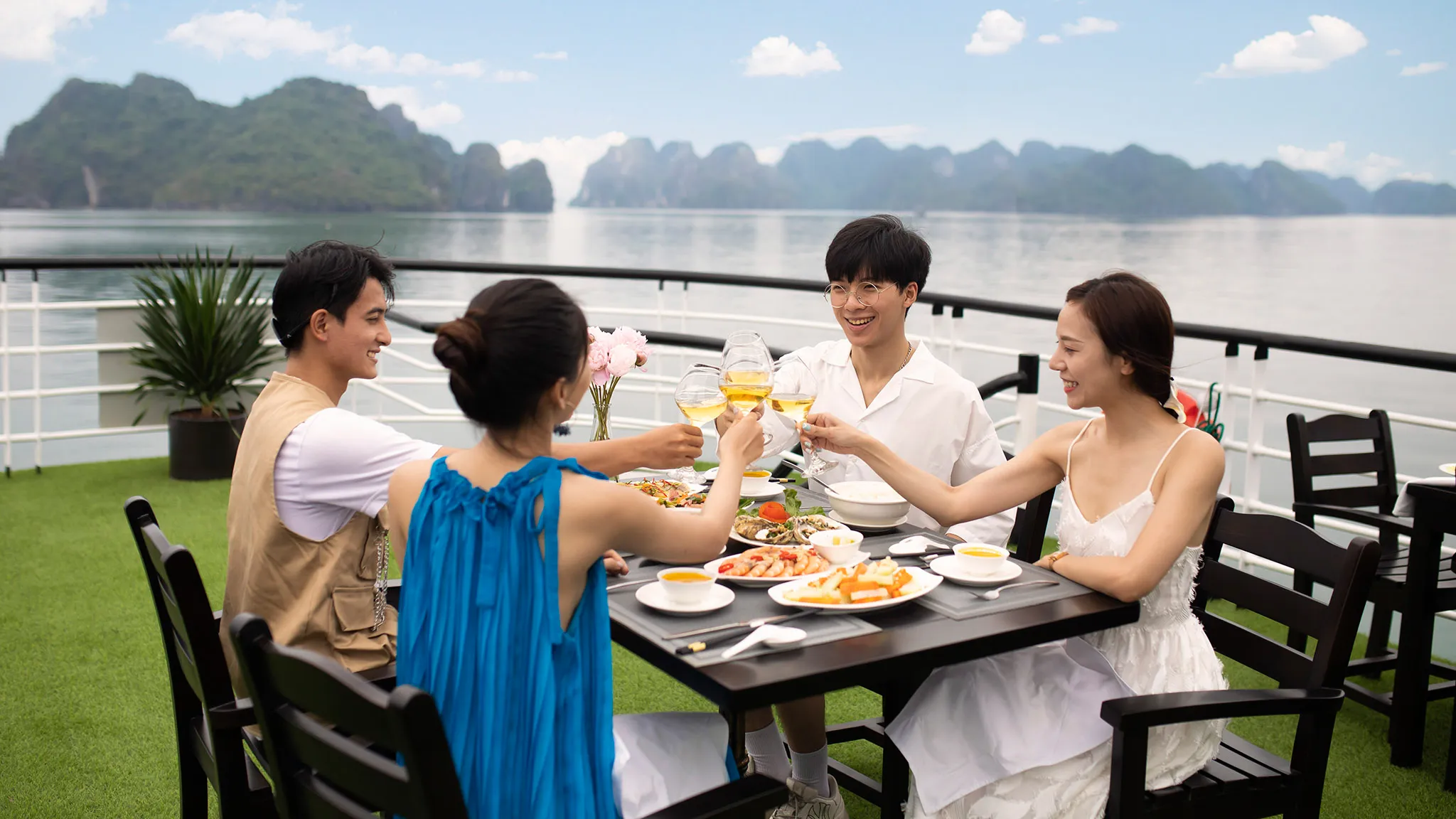Join an outdoor meal with fellows