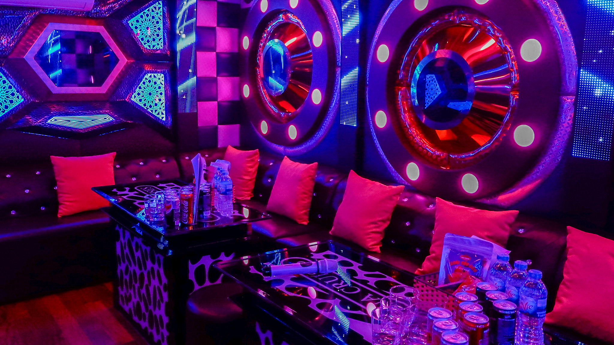 Passengers can visit the karaoke room for entertainment with their travel partners