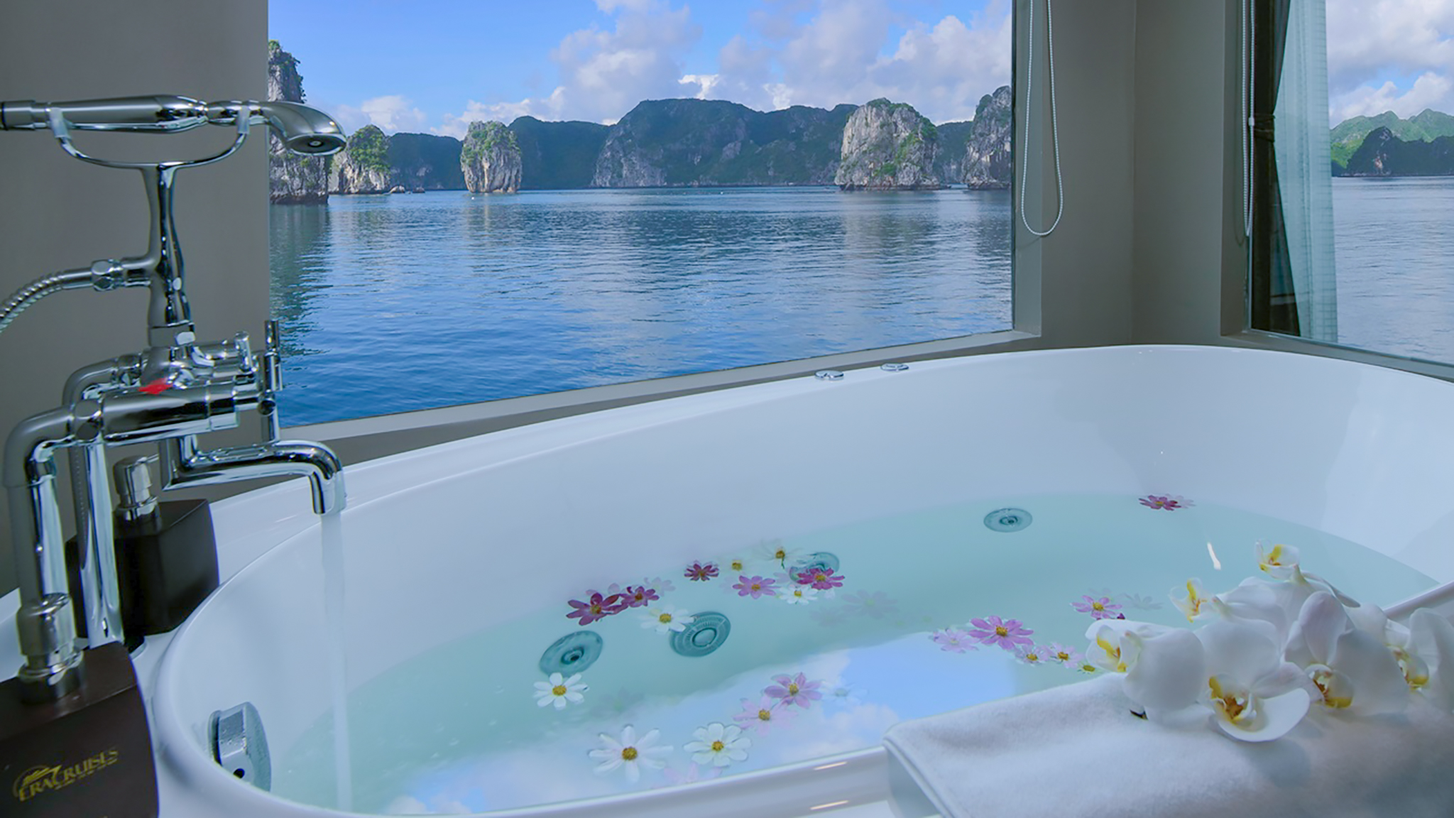 Immerse gorgeous Lan Ha Bay scenery