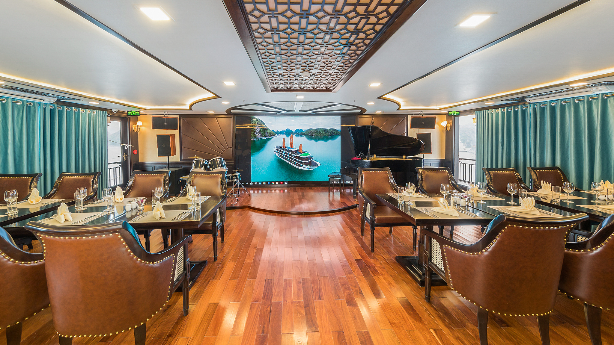 Ample and intimate atmosphere for special events in La Megia Cafe