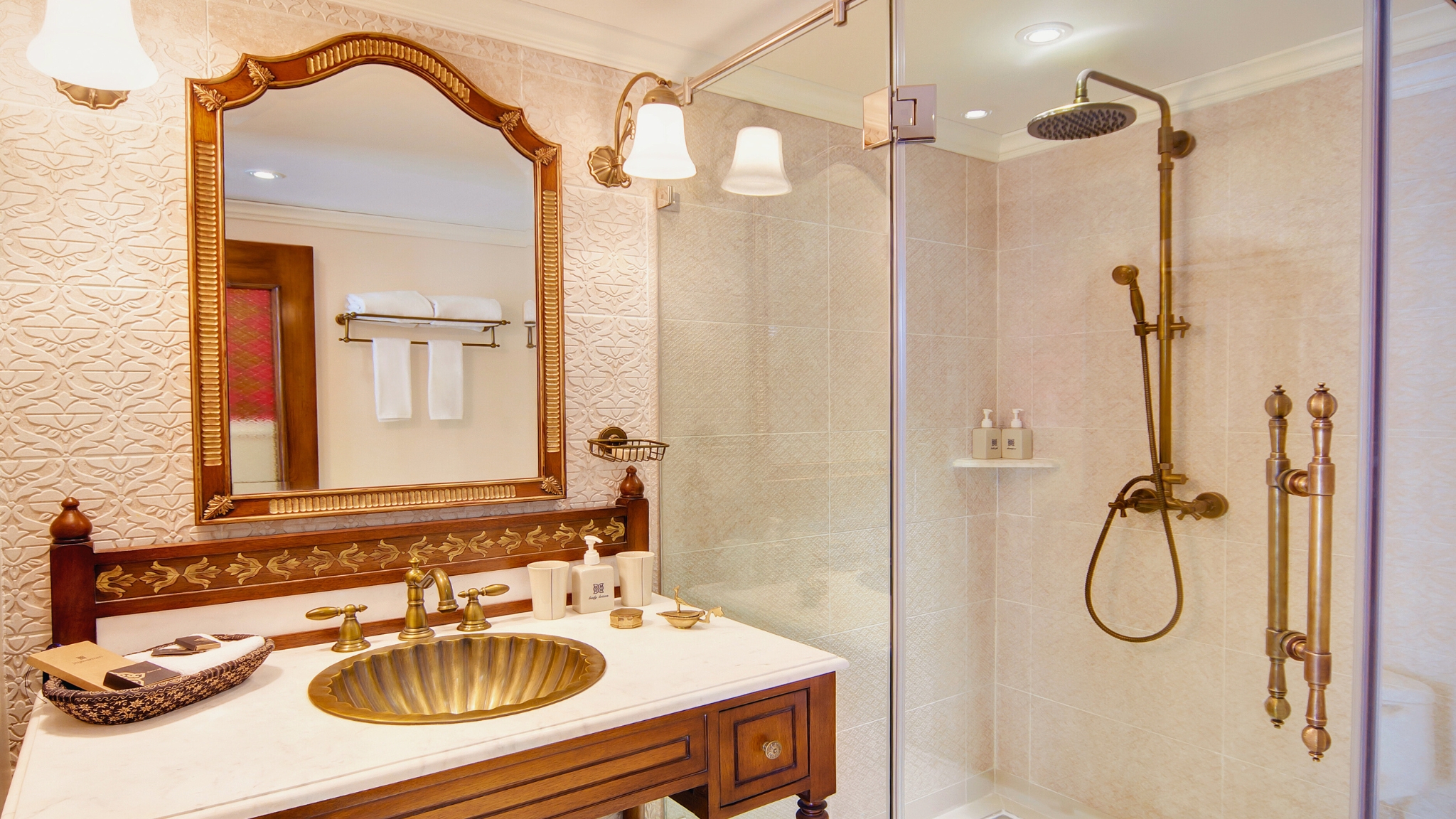 Luxurious En-Suite Bathroom