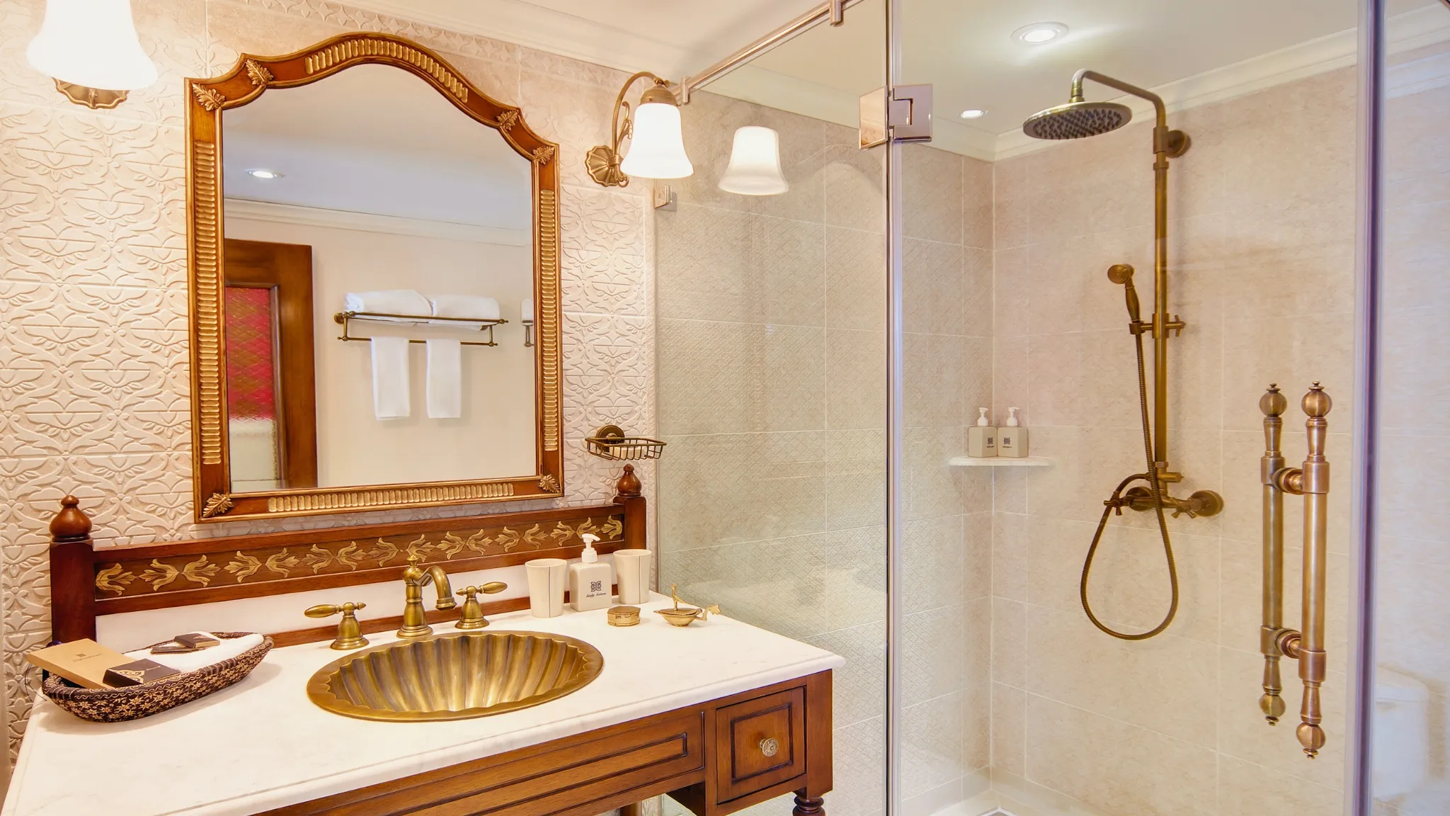 Luxurious En-Suite Bathroom