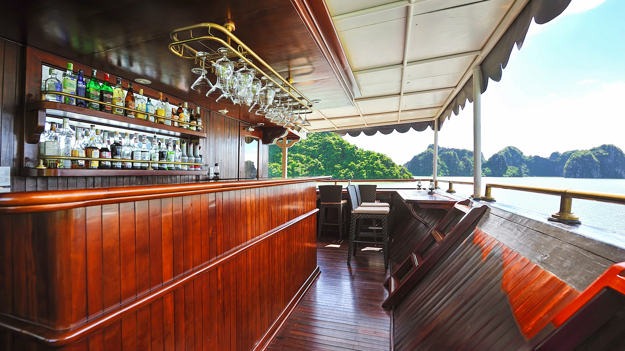 You can enjoy fresh drinks at the ocean-view bar at the rear of the cruise