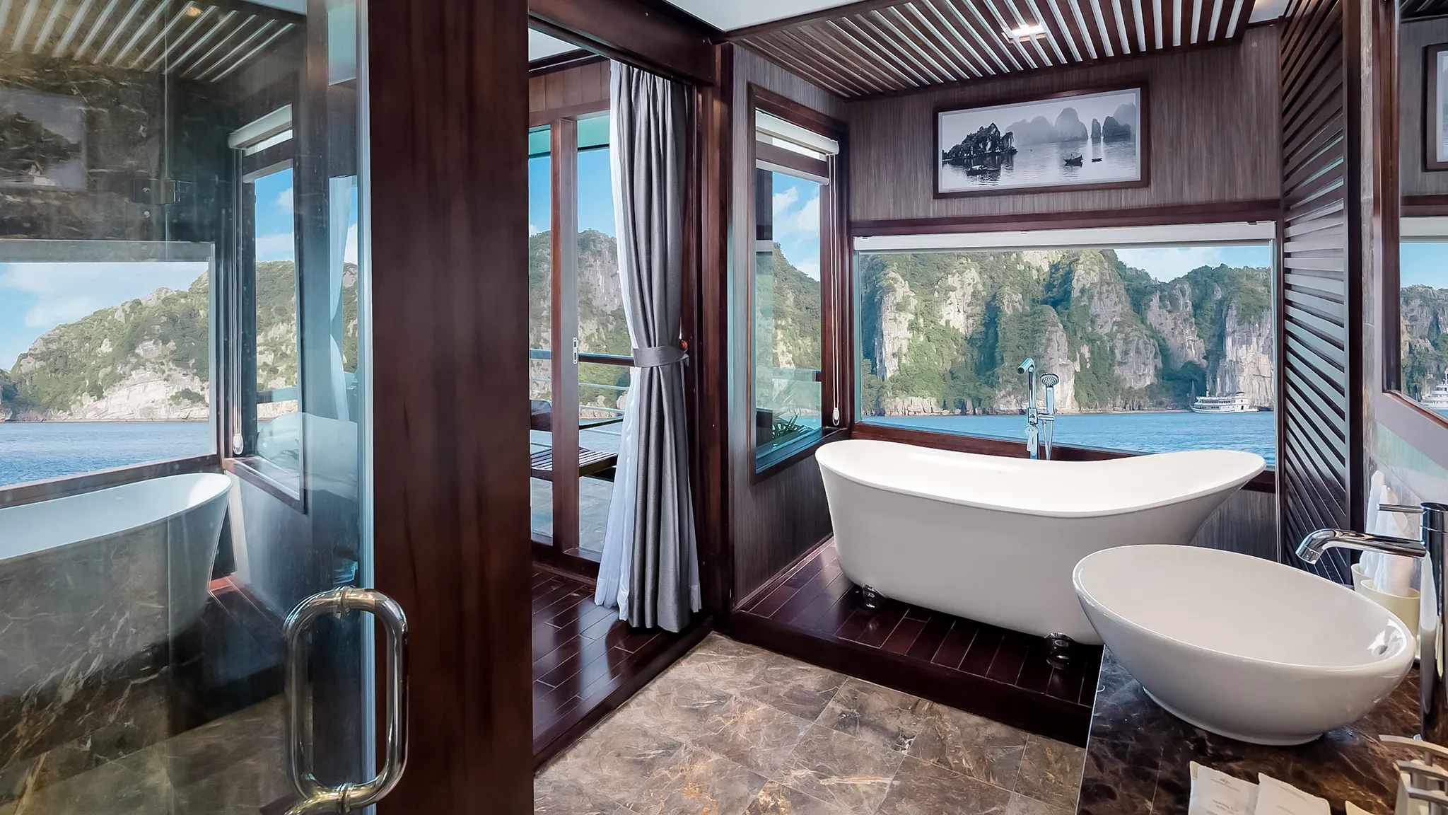High-end ocean view bathtub