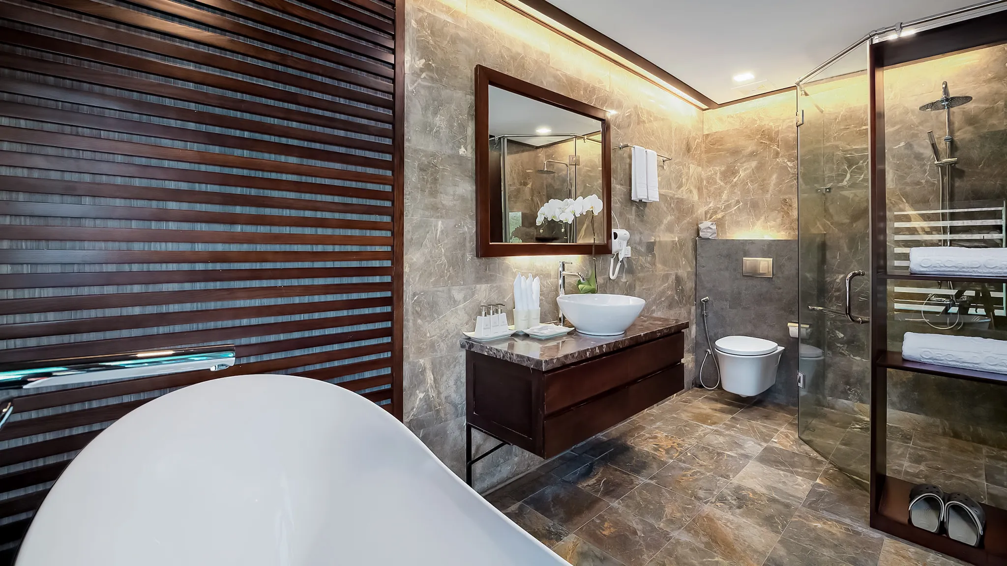 Shower enclosures fully amenities