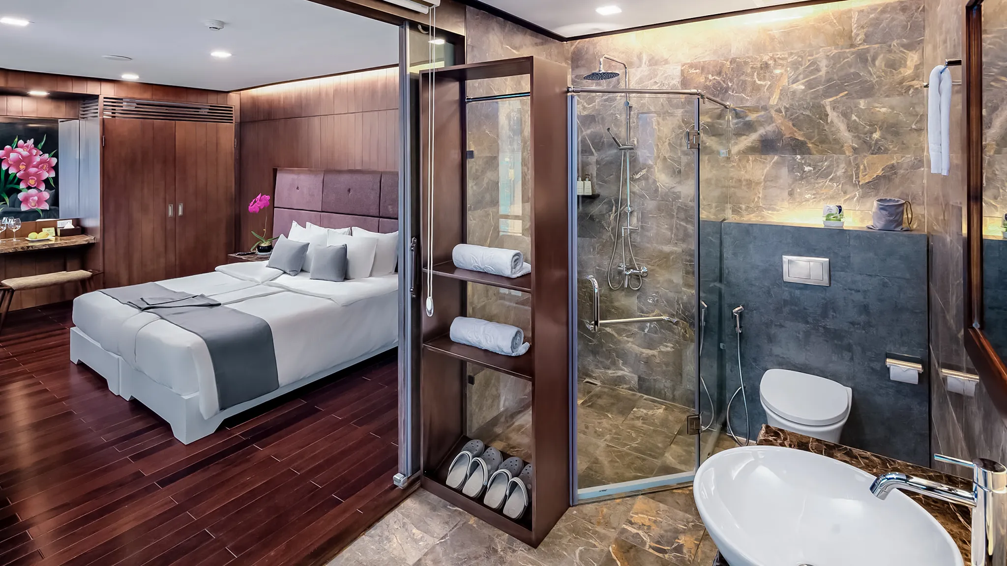 Comfortable en suite bathroom
