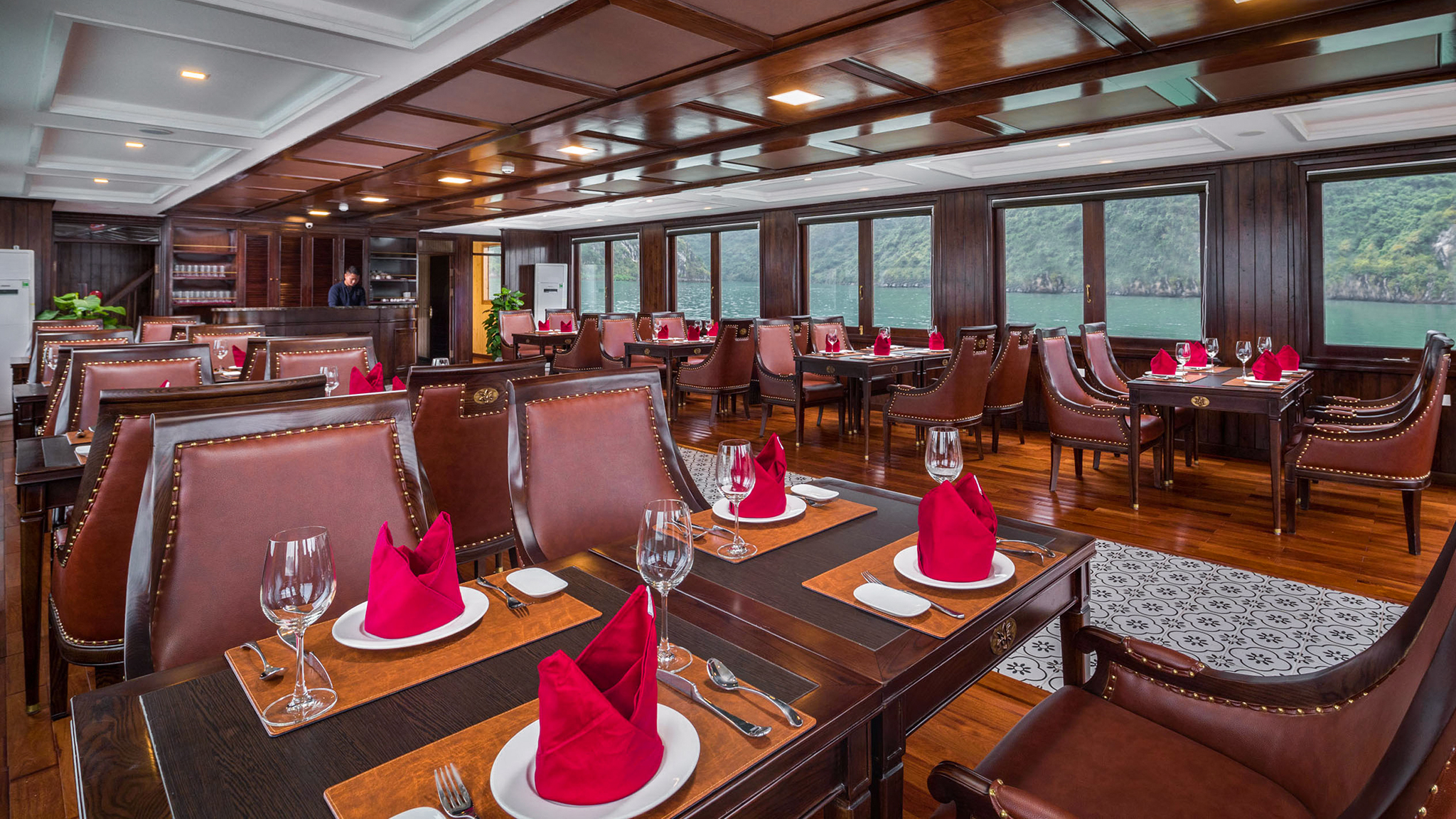 Unique table set in restaurant