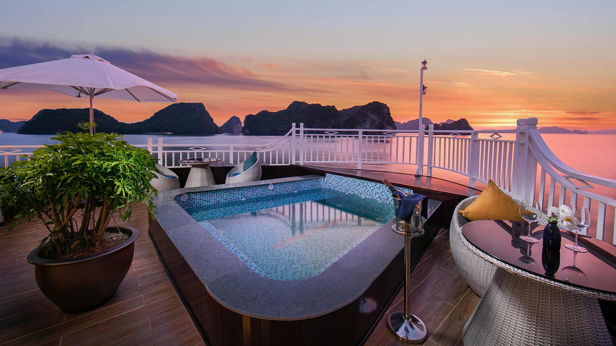 Outdoor Private Jacuzzi