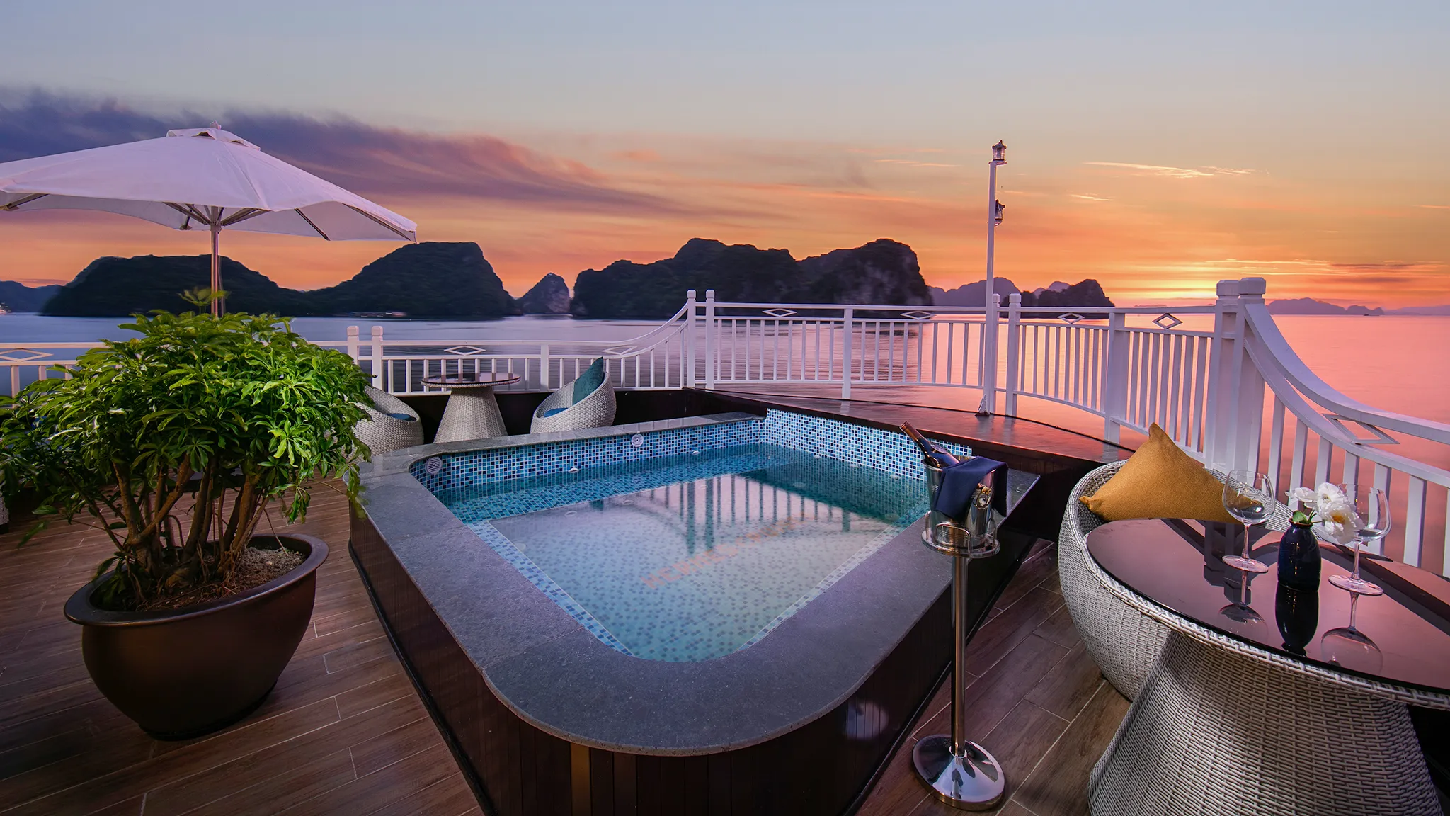 Outdoor Private Jacuzzi
