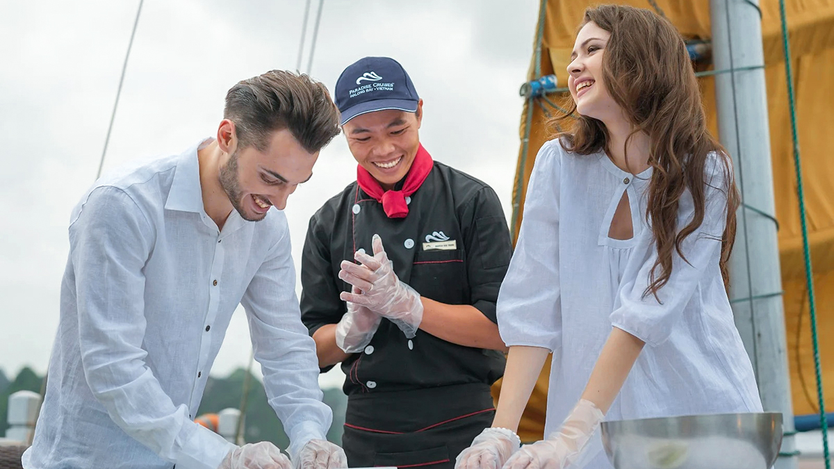 Have fun in the Vietnamese cooking class on the sundeck