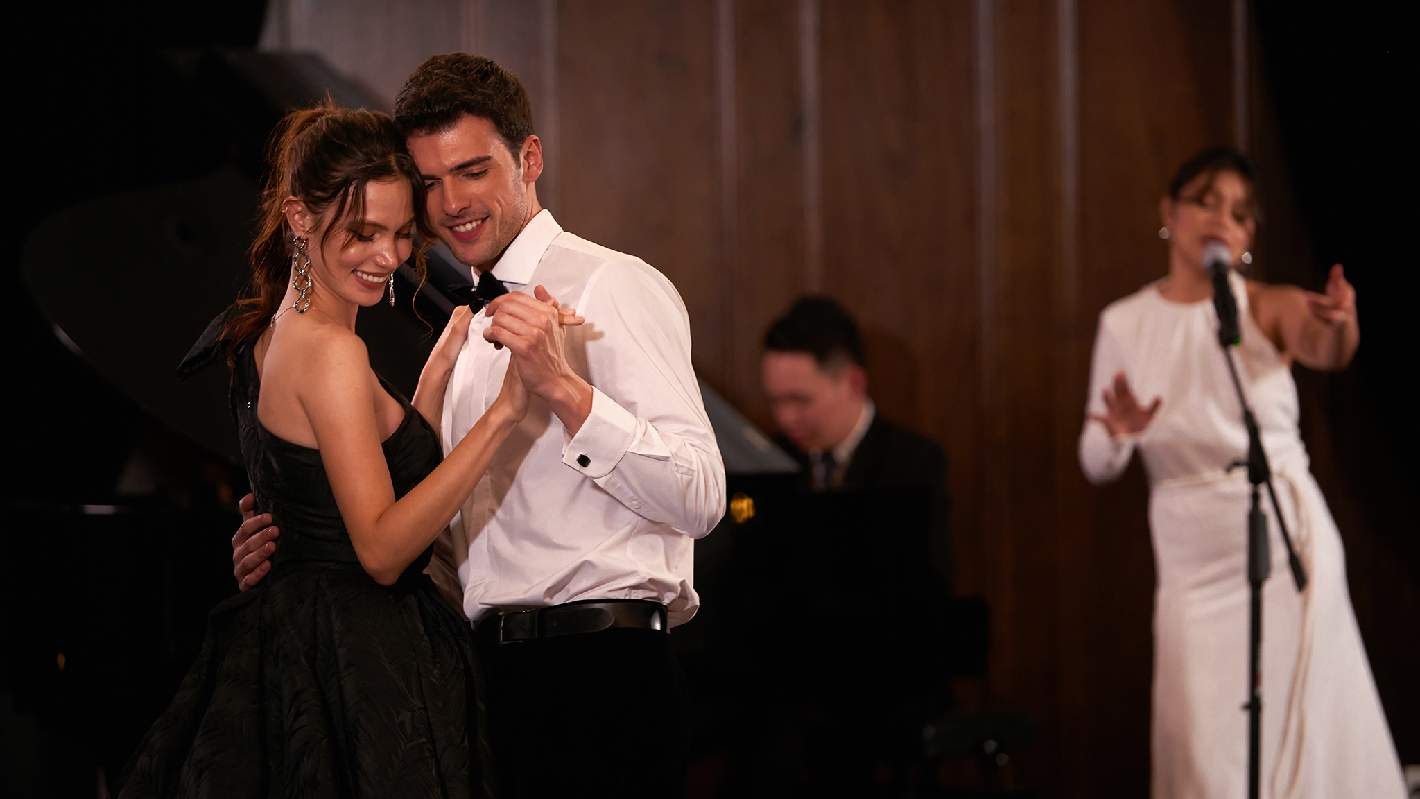 Dance to live music with your darling in the Piano Lounge