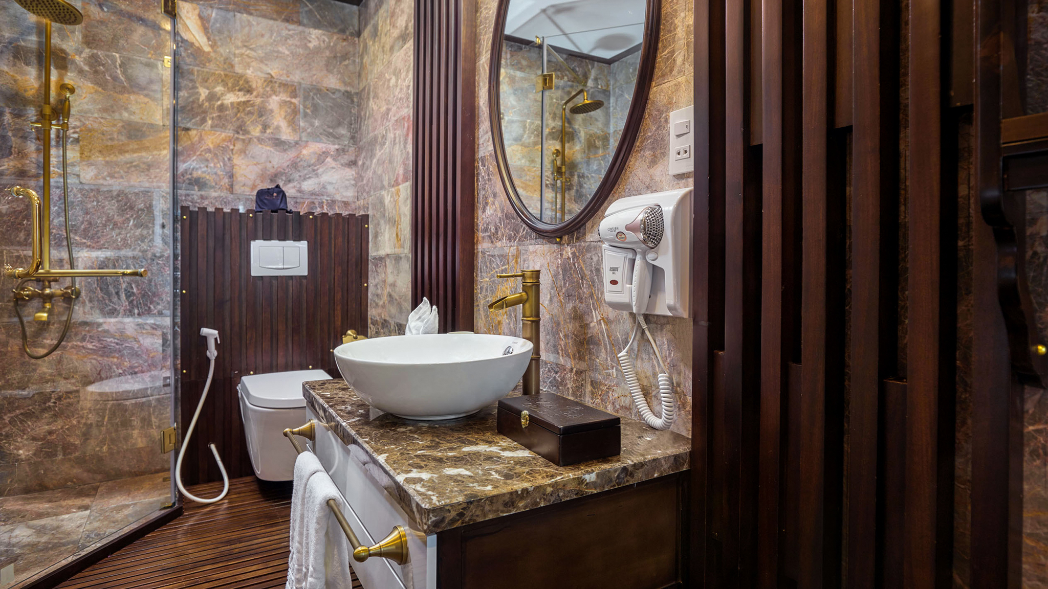 Deluxe bathroom amenities