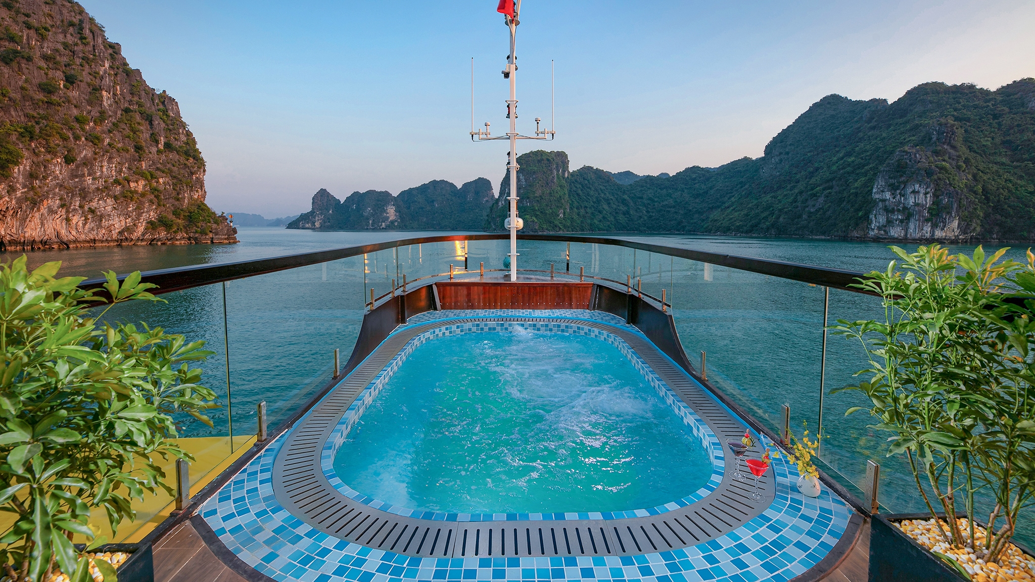 Have a dip in the refreshing jacuzzi pool and treat yourself with a cocktail