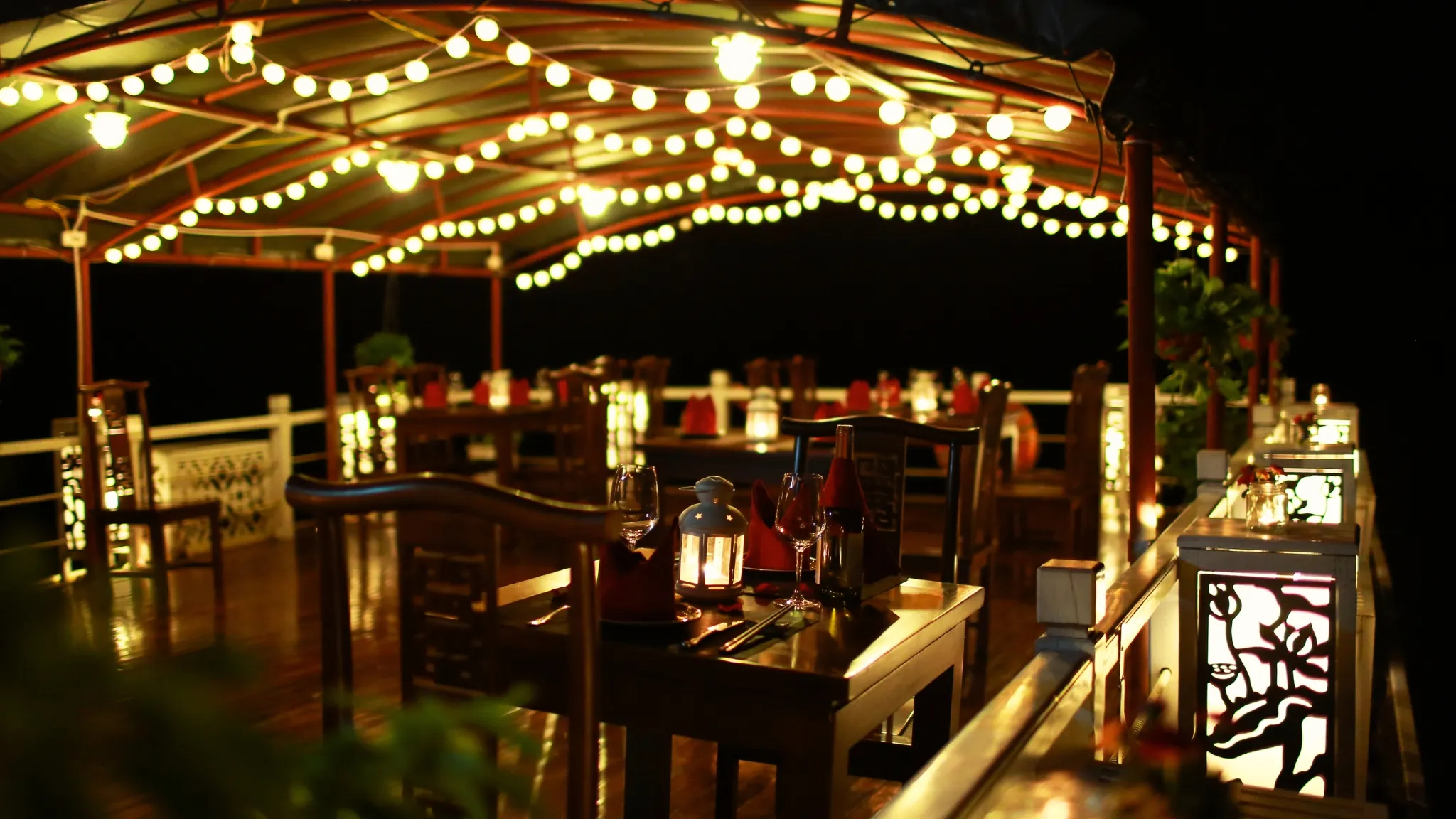 Dining decorated on budget cruise