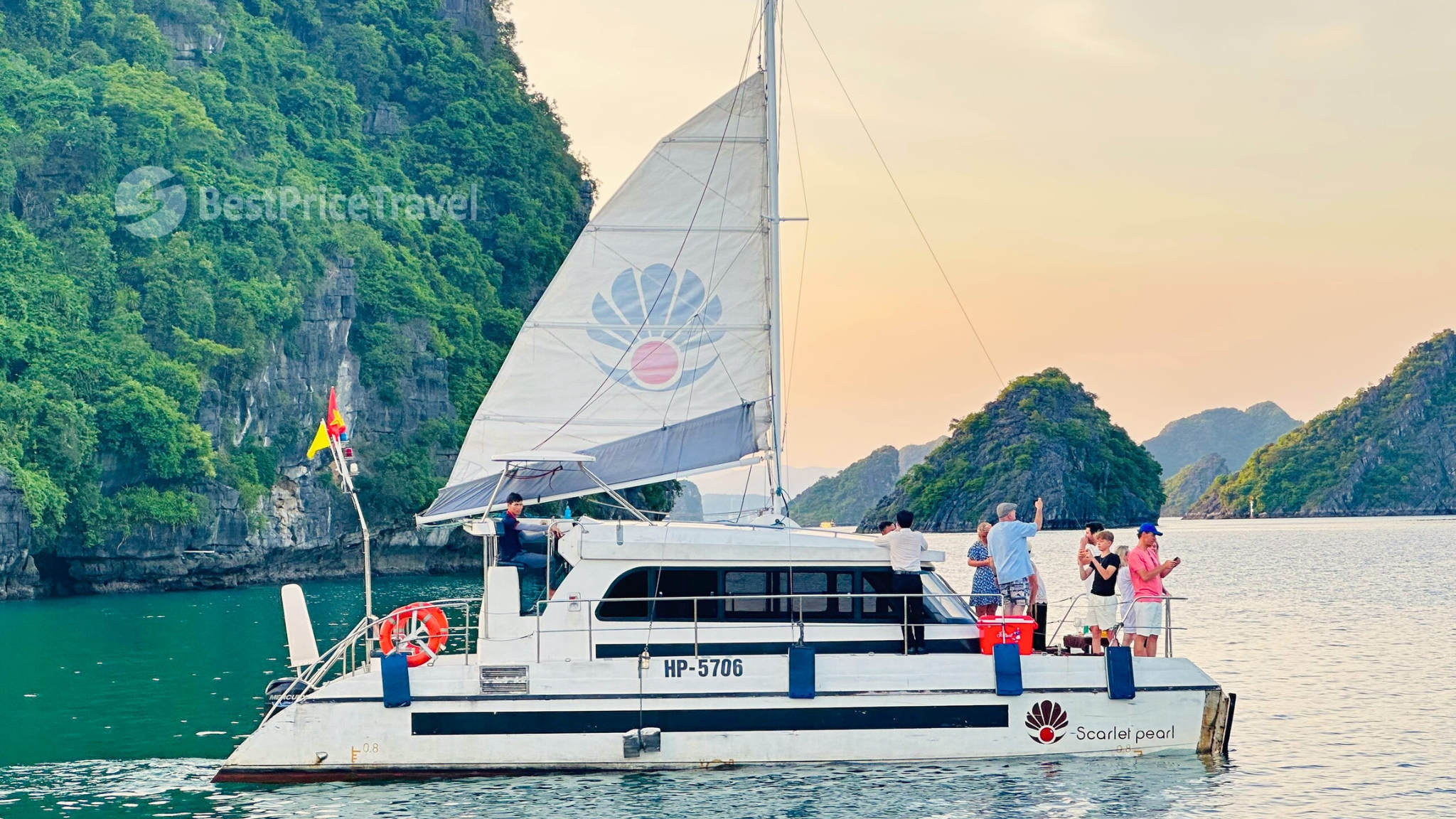 You can enjoy sightseeing in Lan Ha Bay aboard a luxurious catamaran