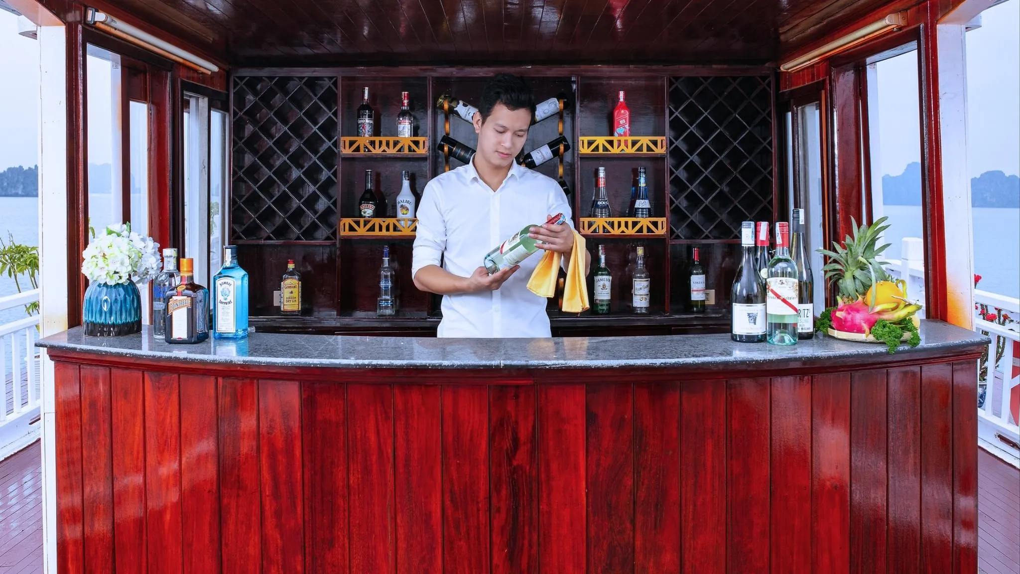 Airy junk boat's sky bar