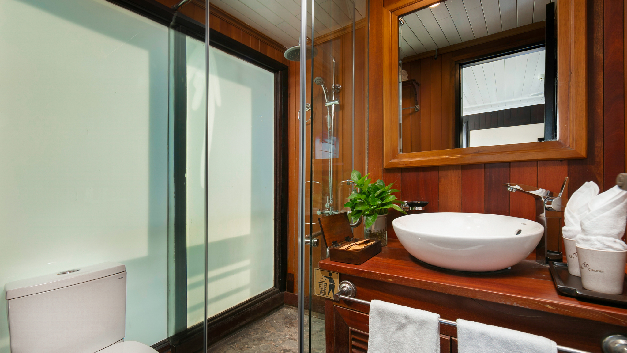 Spacious En Suite Bathroom