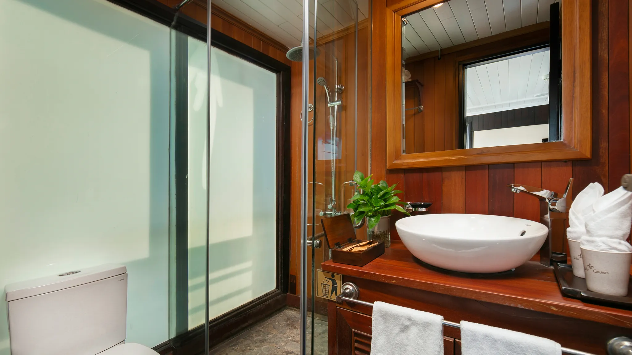 Spacious En Suite Bathroom