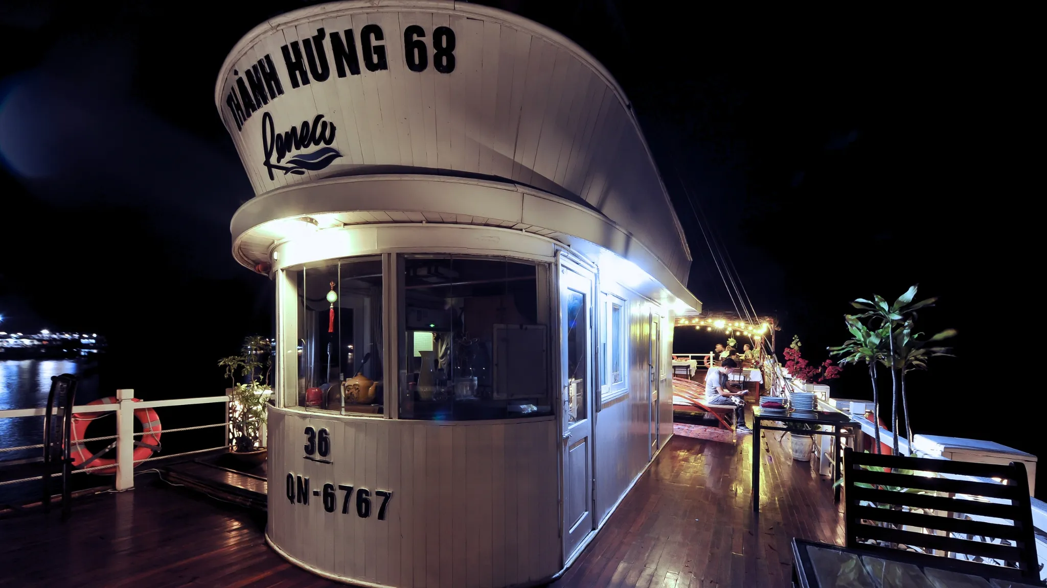 Bai Tu Long by night