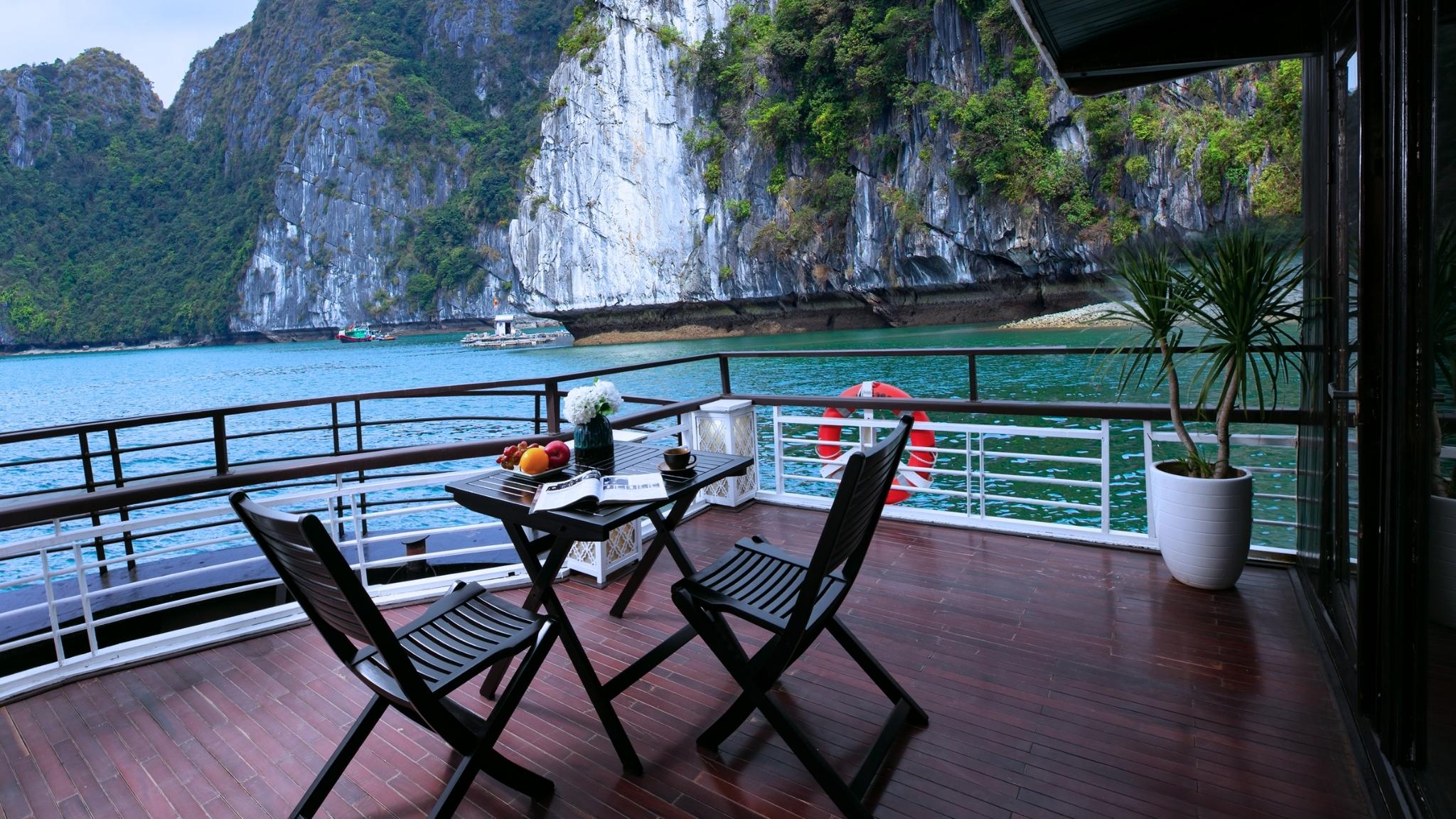 Enjoy cool Bai Tu Long air